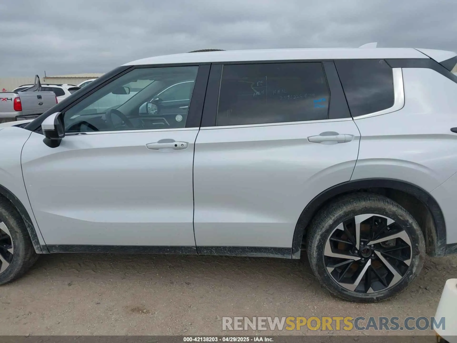 14 Photograph of a damaged car JA4J4VA8XRZ038199 MITSUBISHI OUTLANDER 2024