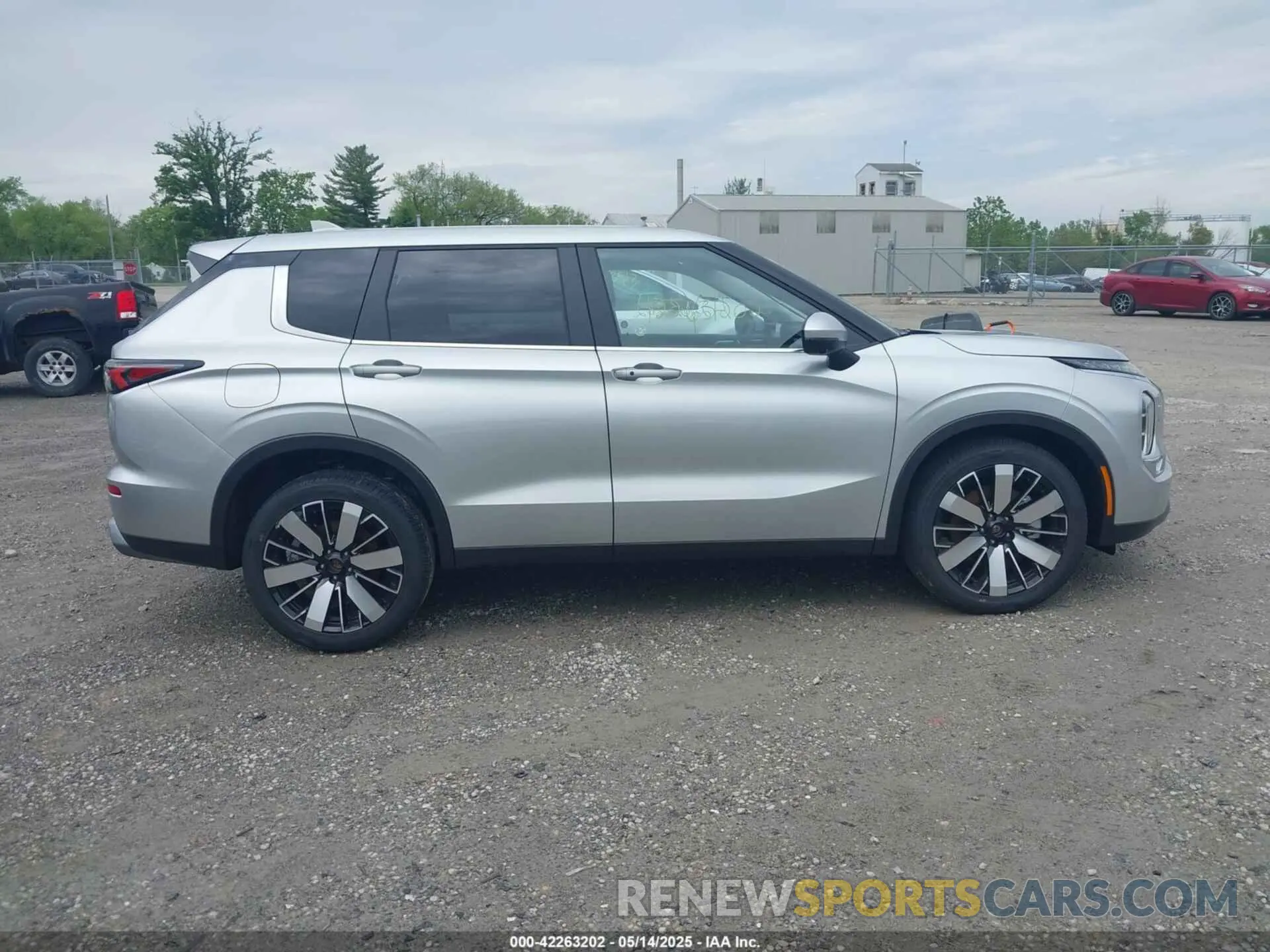 13 Photograph of a damaged car JA4J4VA86SZ014584 MITSUBISHI OUTLANDER 2025