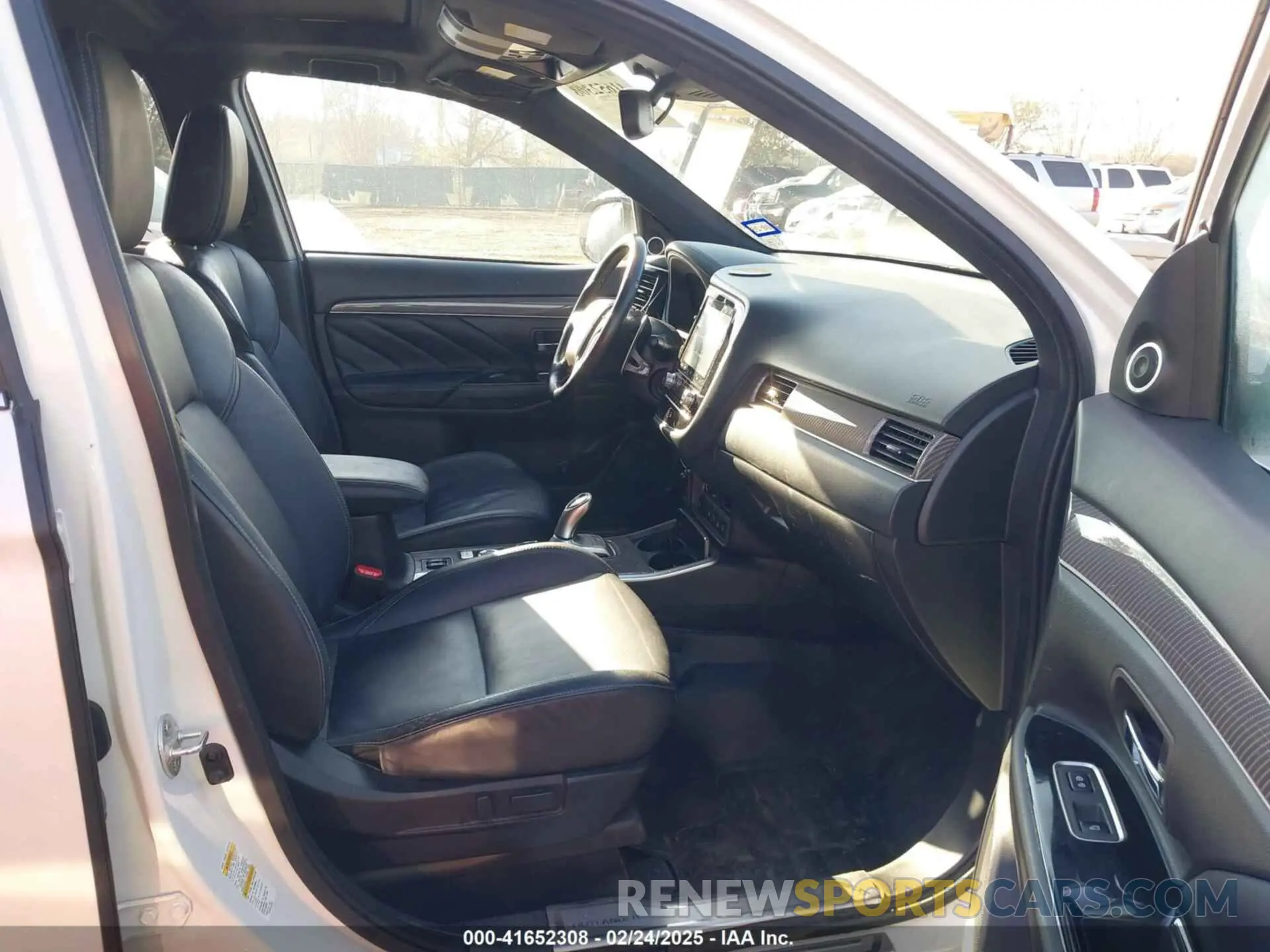 5 Photograph of a damaged car JA4J24A57LZ010227 MITSUBISHI OUTLANDER PHEV 2020