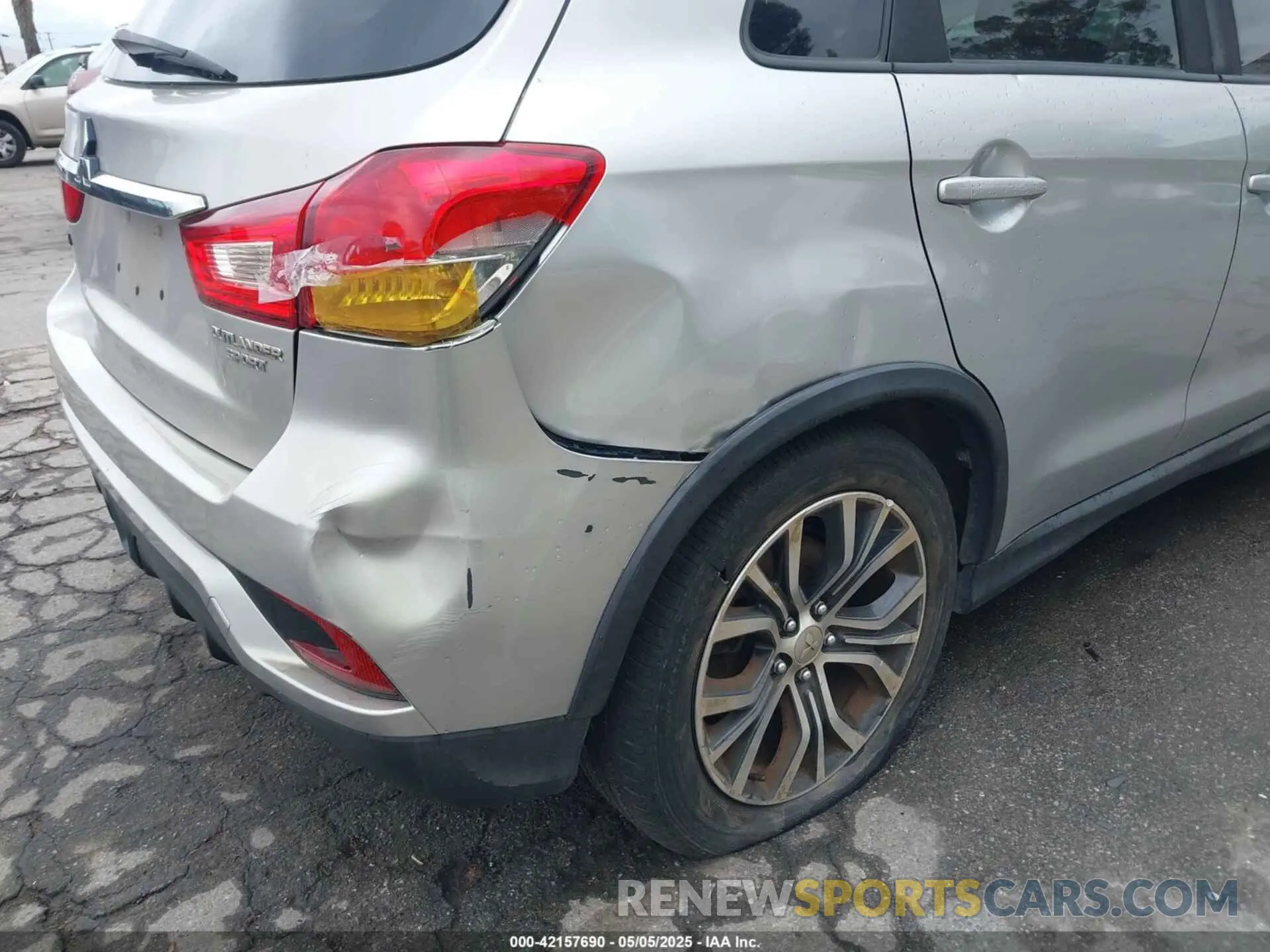 18 Photograph of a damaged car JA4AP3AU2KU003703 MITSUBISHI OUTLANDER SPORT 2019