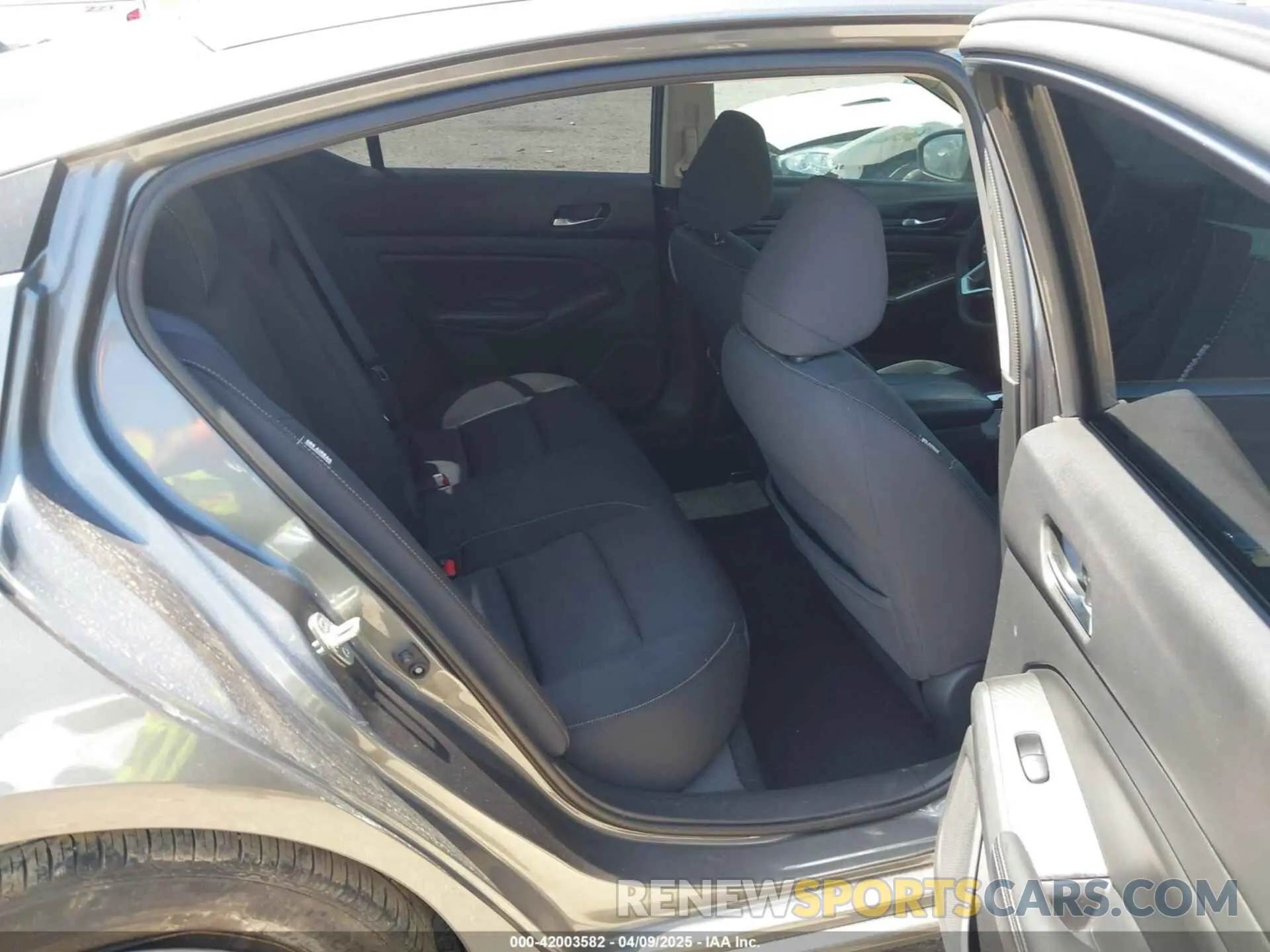 8 Photograph of a damaged car 1N4BL4BV0KC165604 NISSAN ALTIMA 2019