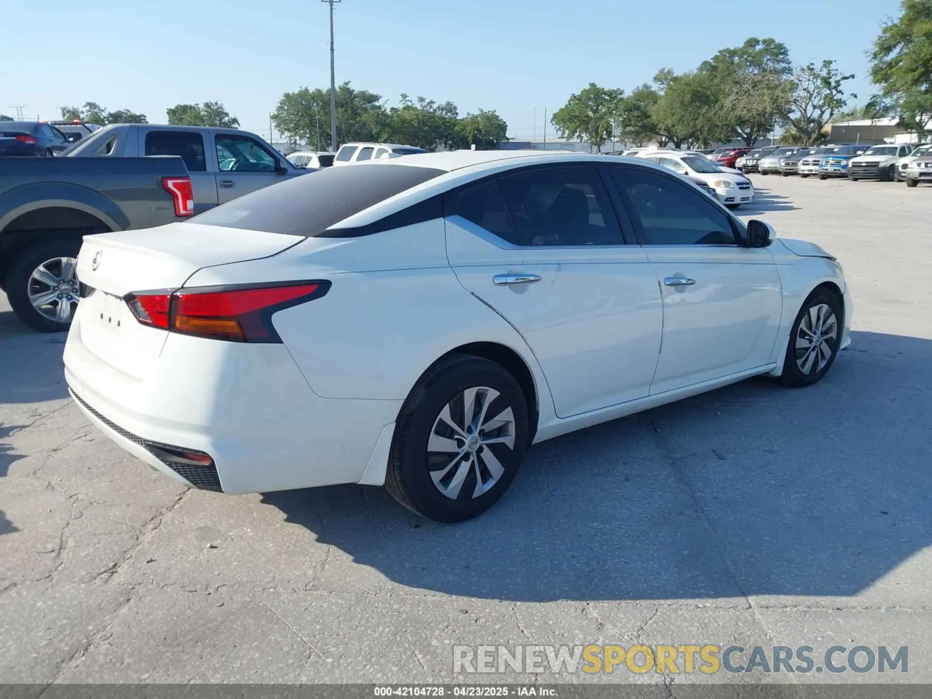 4 Photograph of a damaged car 1N4BL4BV0KC216700 NISSAN ALTIMA 2019