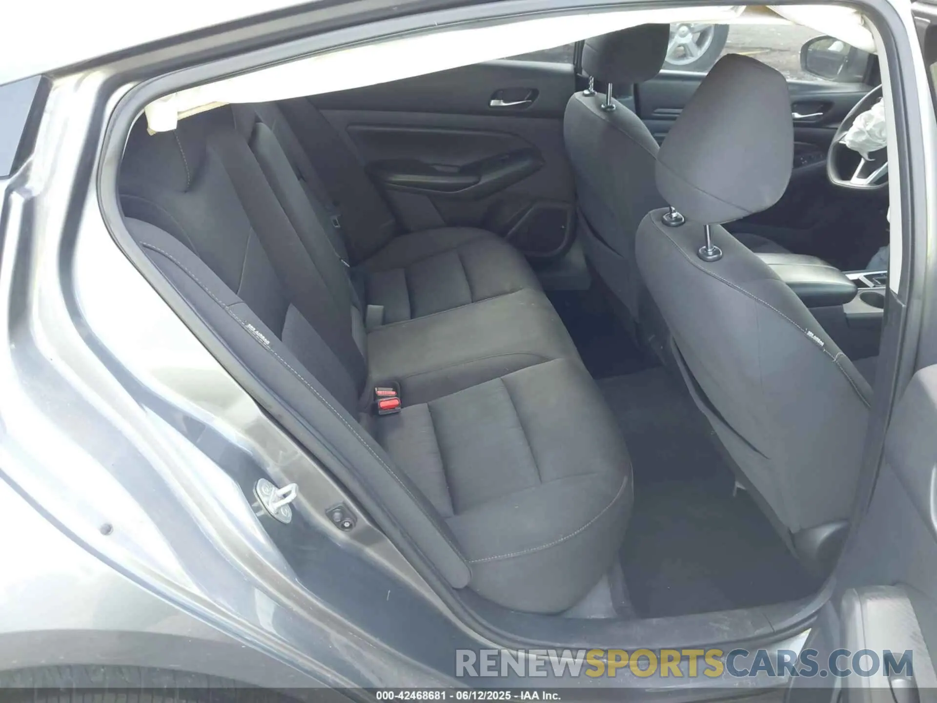 8 Photograph of a damaged car 1N4BL4BV0KC227728 NISSAN ALTIMA 2019