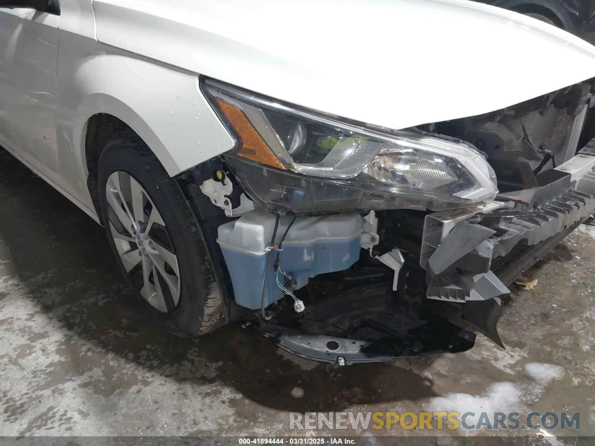 18 Photograph of a damaged car 1N4BL4BV1KC129923 NISSAN ALTIMA 2019