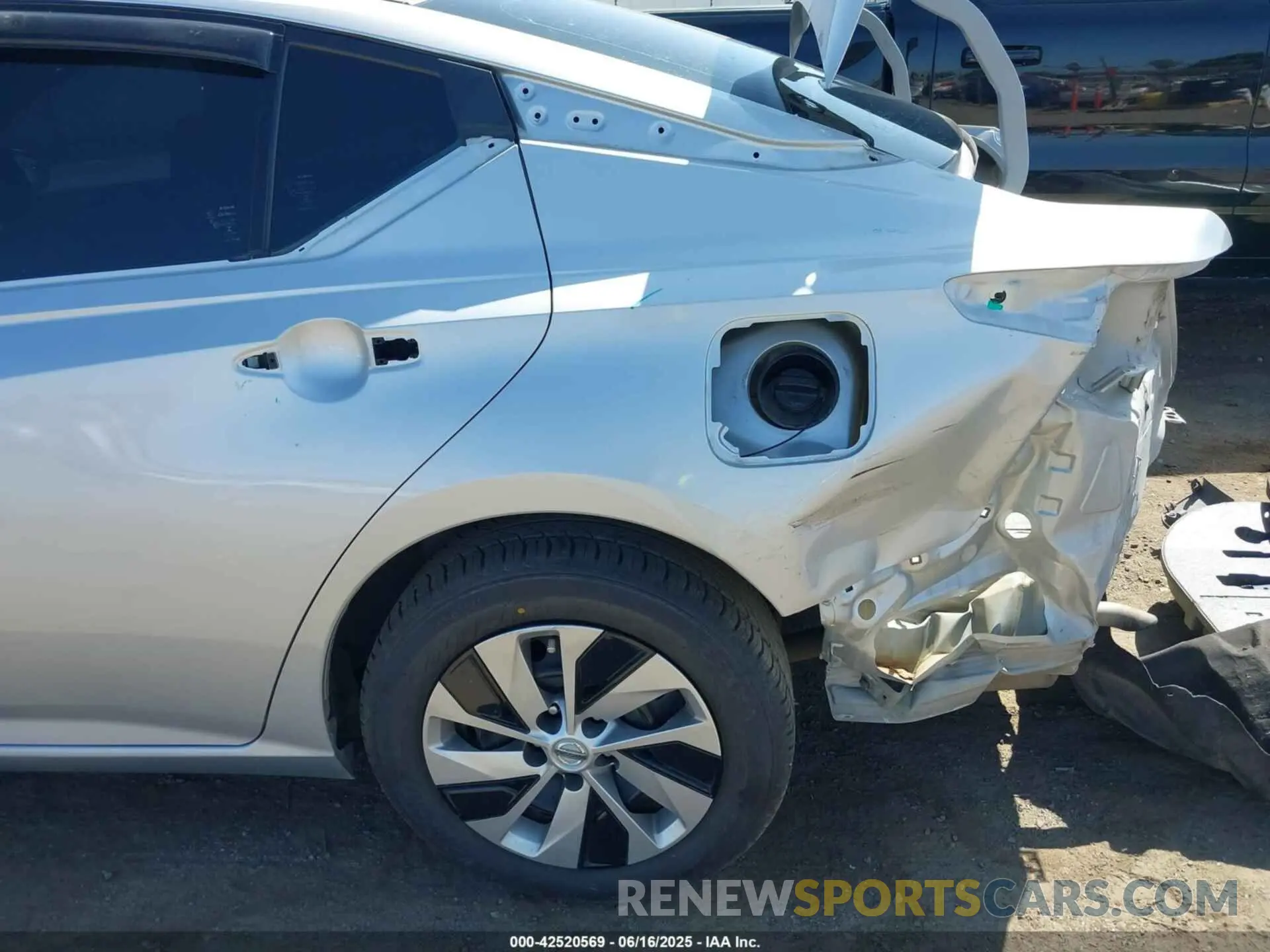 18 Photograph of a damaged car 1N4BL4BV1KC216057 NISSAN ALTIMA 2019