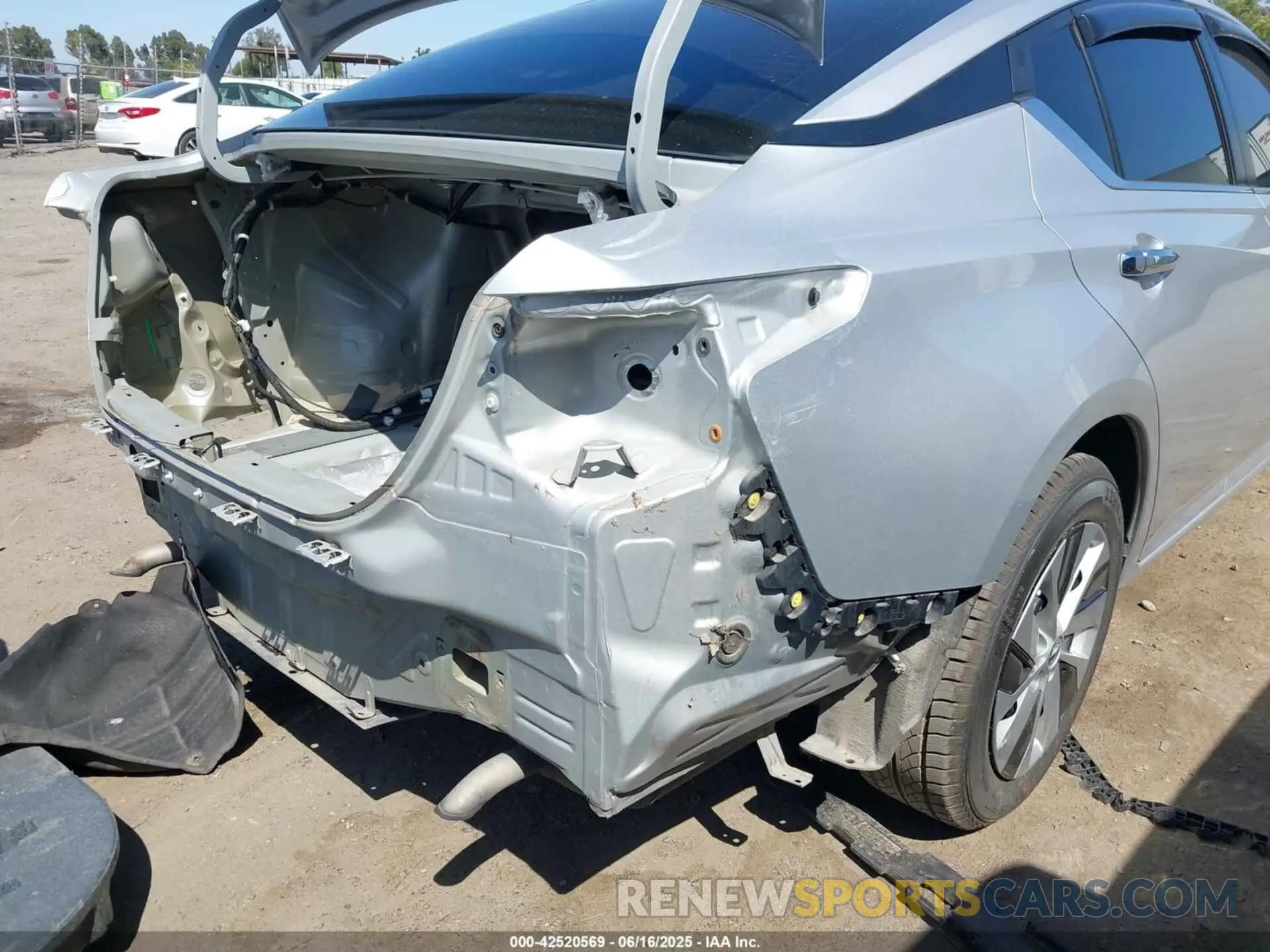 19 Photograph of a damaged car 1N4BL4BV1KC216057 NISSAN ALTIMA 2019