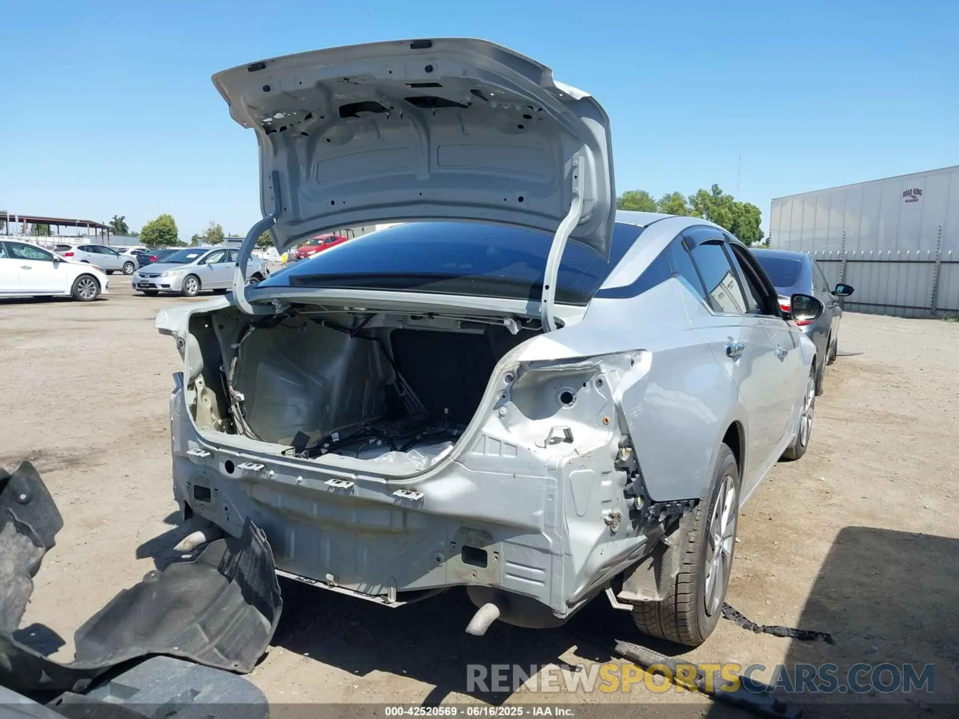 4 Photograph of a damaged car 1N4BL4BV1KC216057 NISSAN ALTIMA 2019