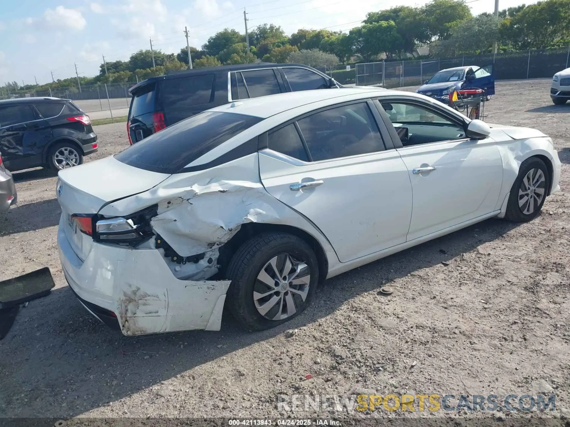 4 Photograph of a damaged car 1N4BL4BV1KC216513 NISSAN ALTIMA 2019