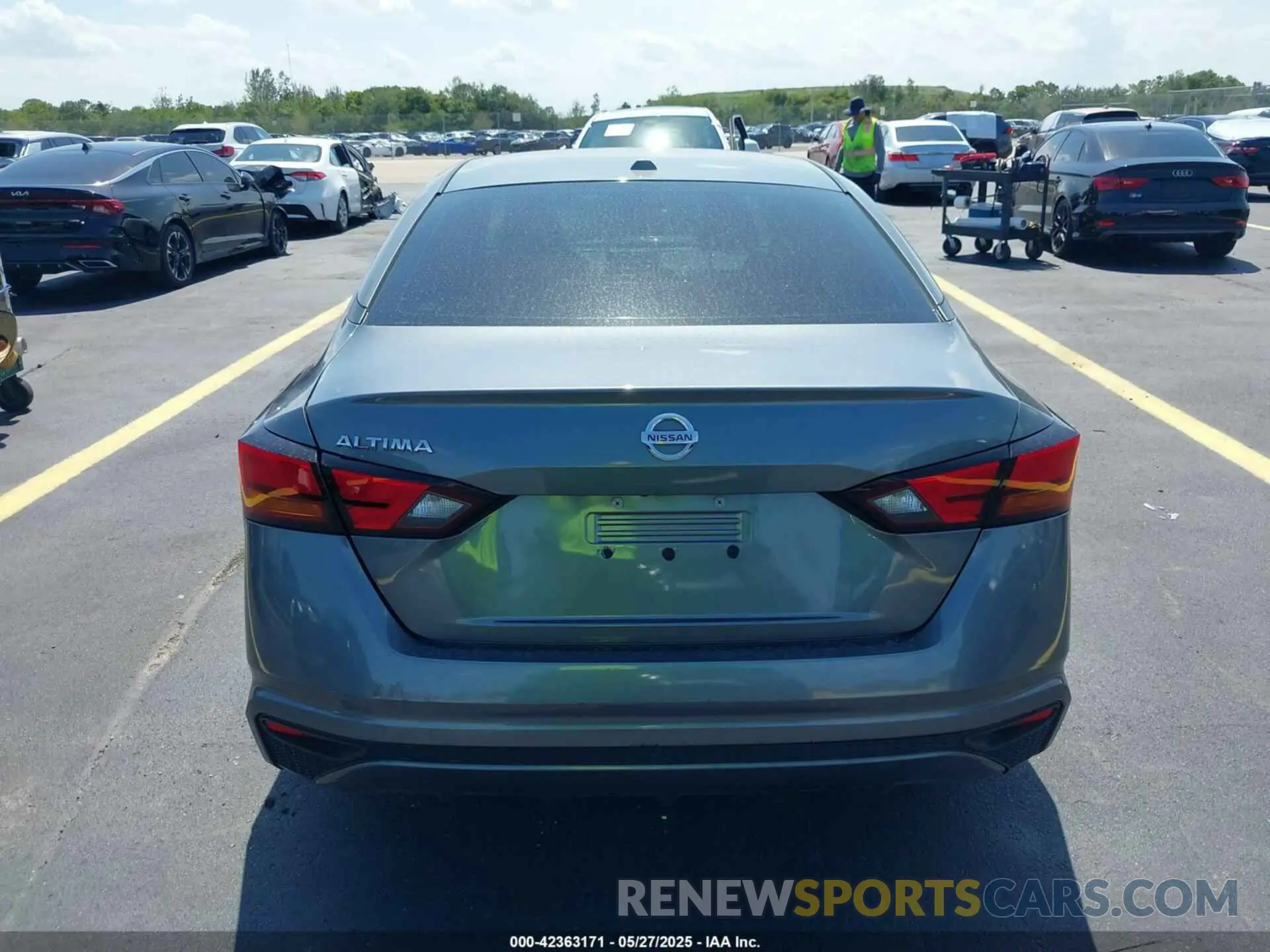 17 Photograph of a damaged car 1N4BL4BV1KN324585 NISSAN ALTIMA 2019