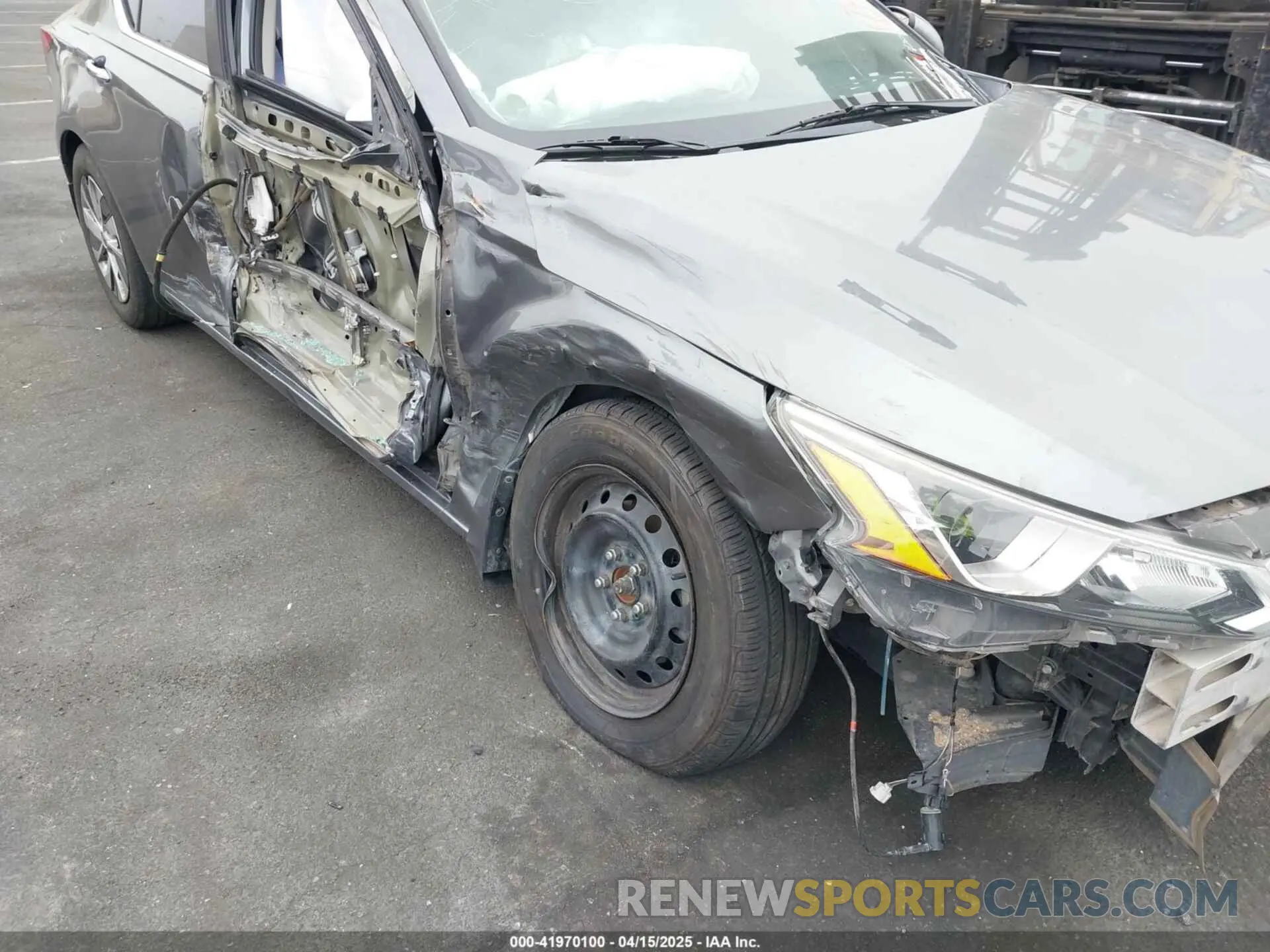 17 Photograph of a damaged car 1N4BL4BV2KC136119 NISSAN ALTIMA 2019