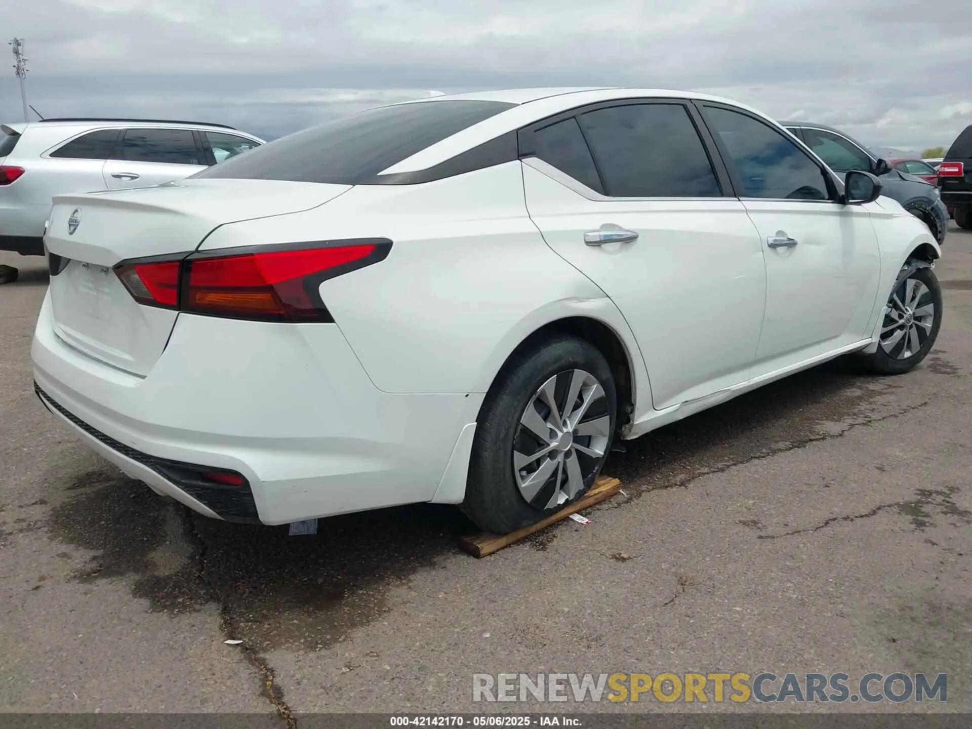 4 Photograph of a damaged car 1N4BL4BV2KC171081 NISSAN ALTIMA 2019