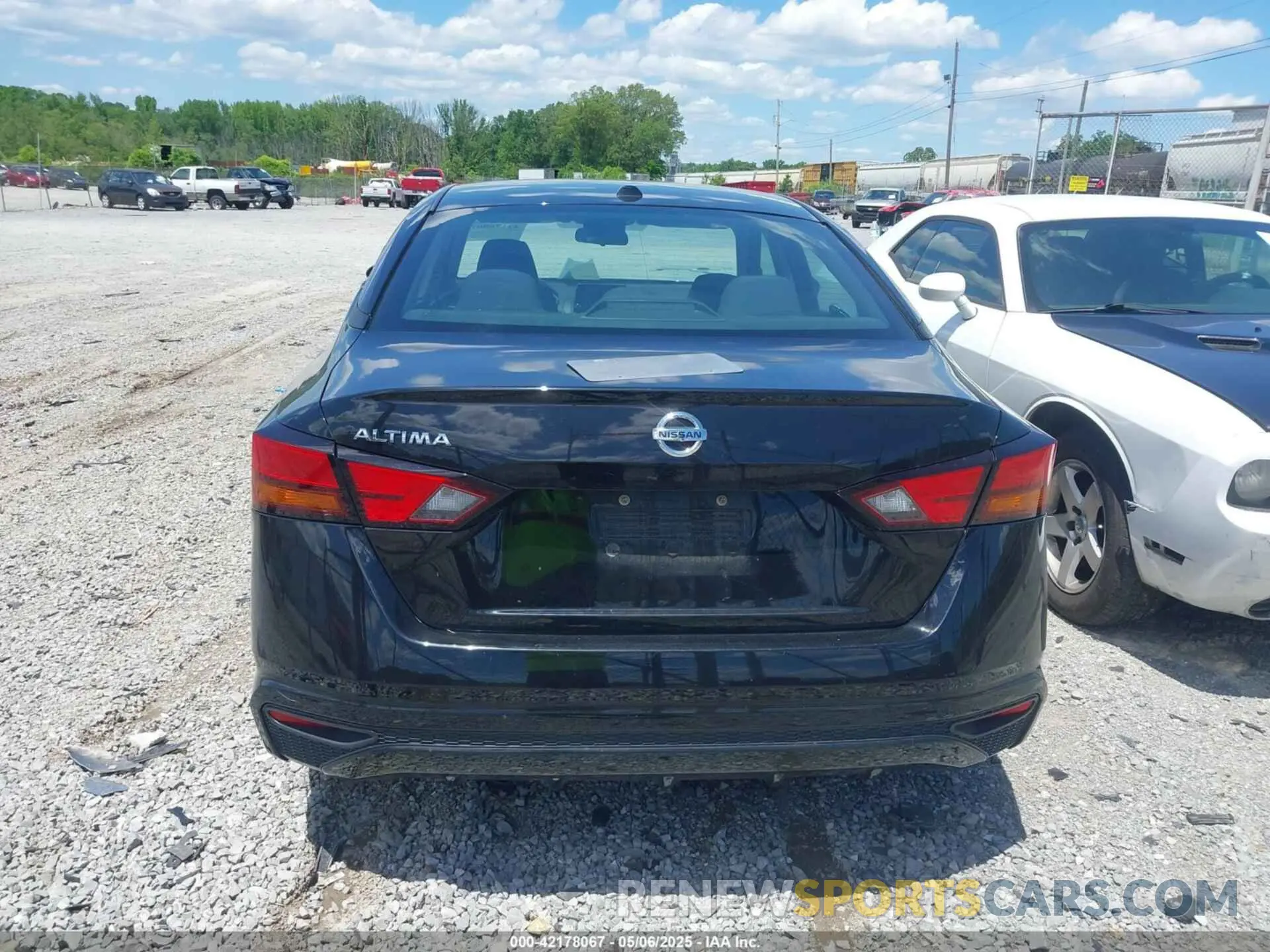 17 Photograph of a damaged car 1N4BL4BV3KC135934 NISSAN ALTIMA 2019
