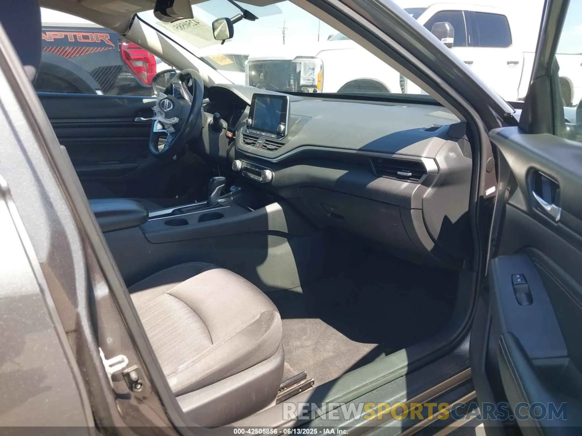 5 Photograph of a damaged car 1N4BL4BV3KN324961 NISSAN ALTIMA 2019