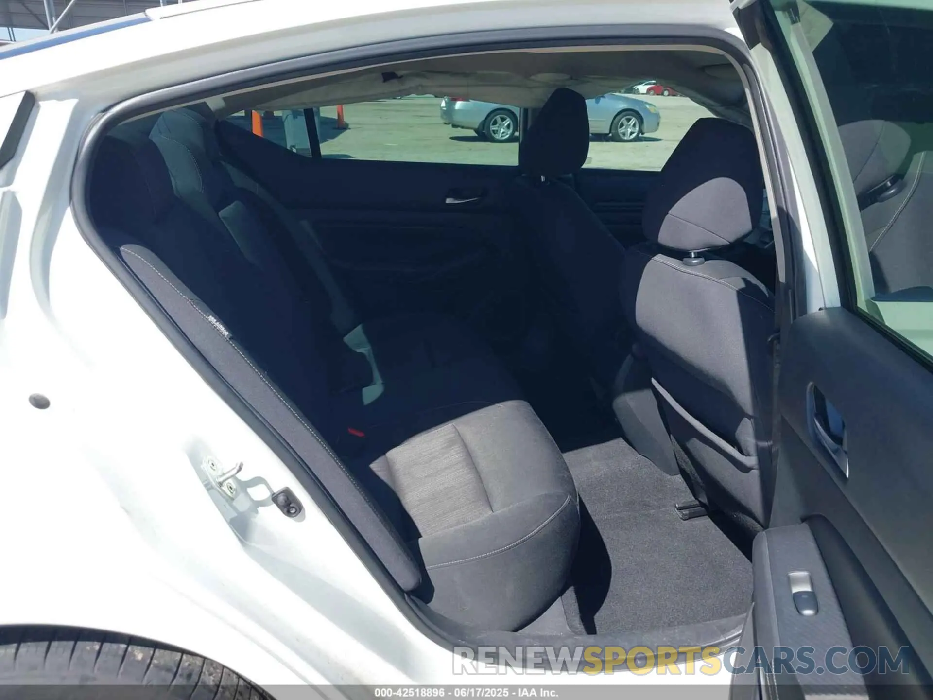 8 Photograph of a damaged car 1N4BL4BV4KC128250 NISSAN ALTIMA 2019