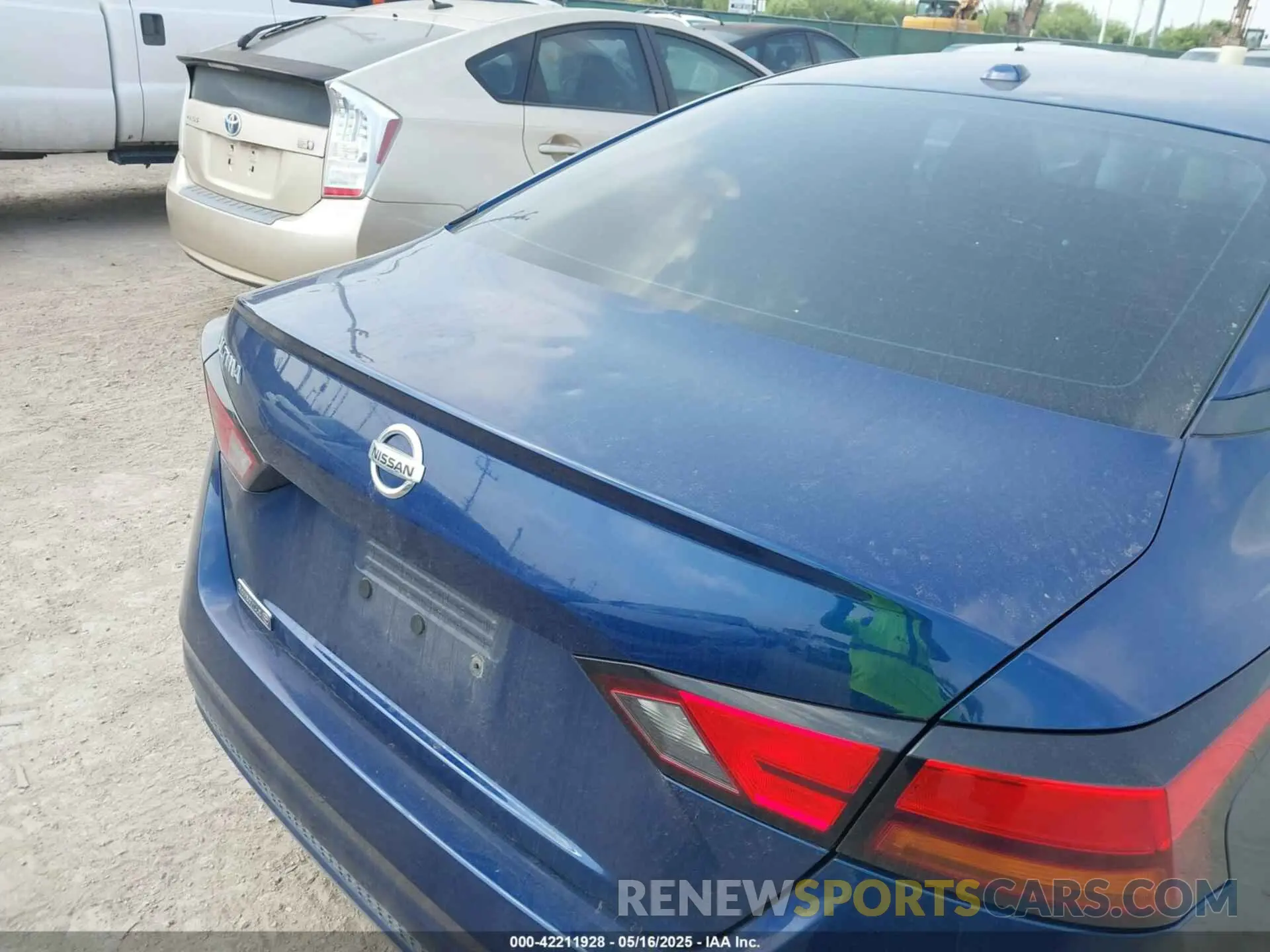 18 Photograph of a damaged car 1N4BL4BV4KC131195 NISSAN ALTIMA 2019