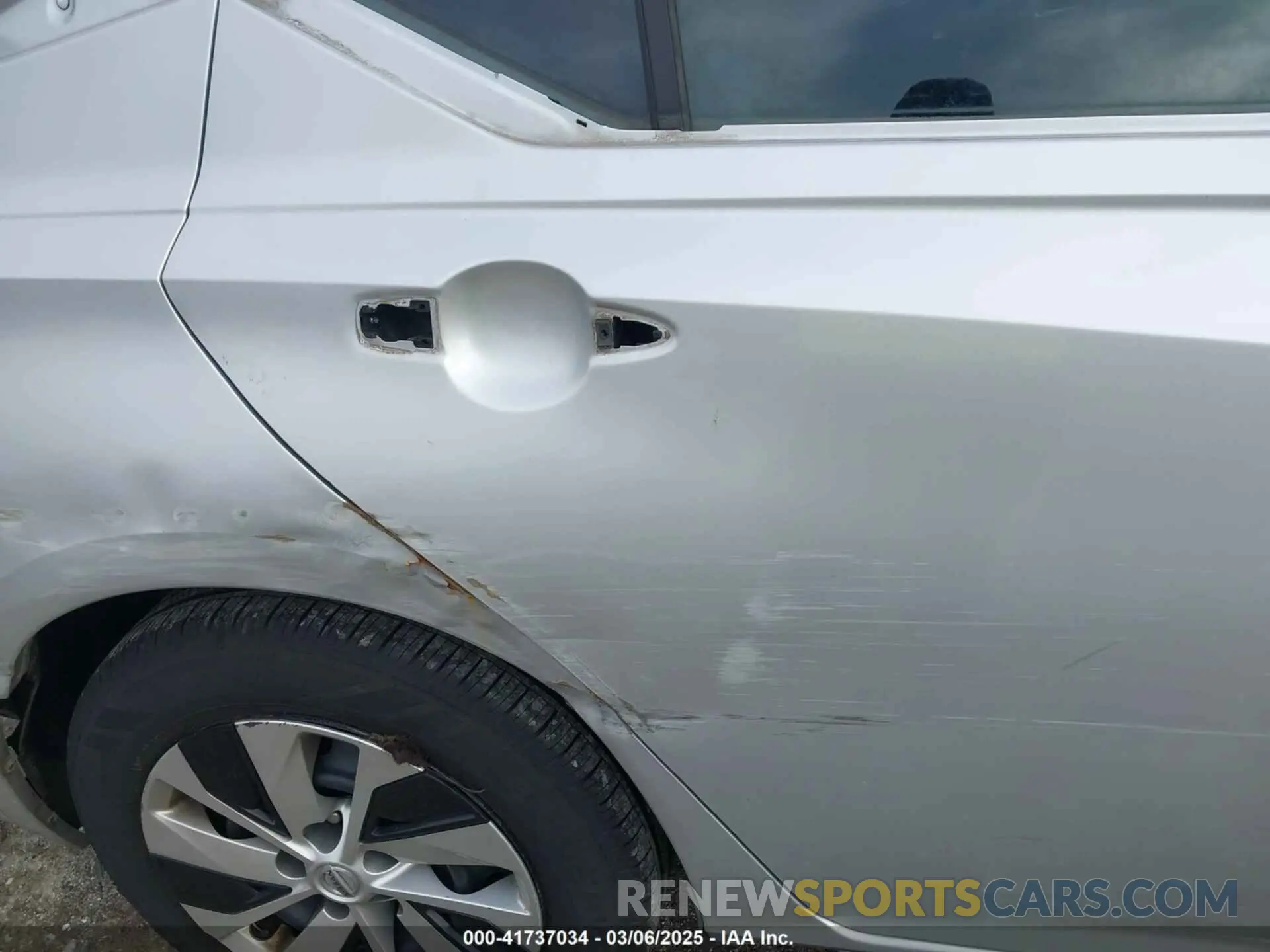 19 Photograph of a damaged car 1N4BL4BV4KC170904 NISSAN ALTIMA 2019