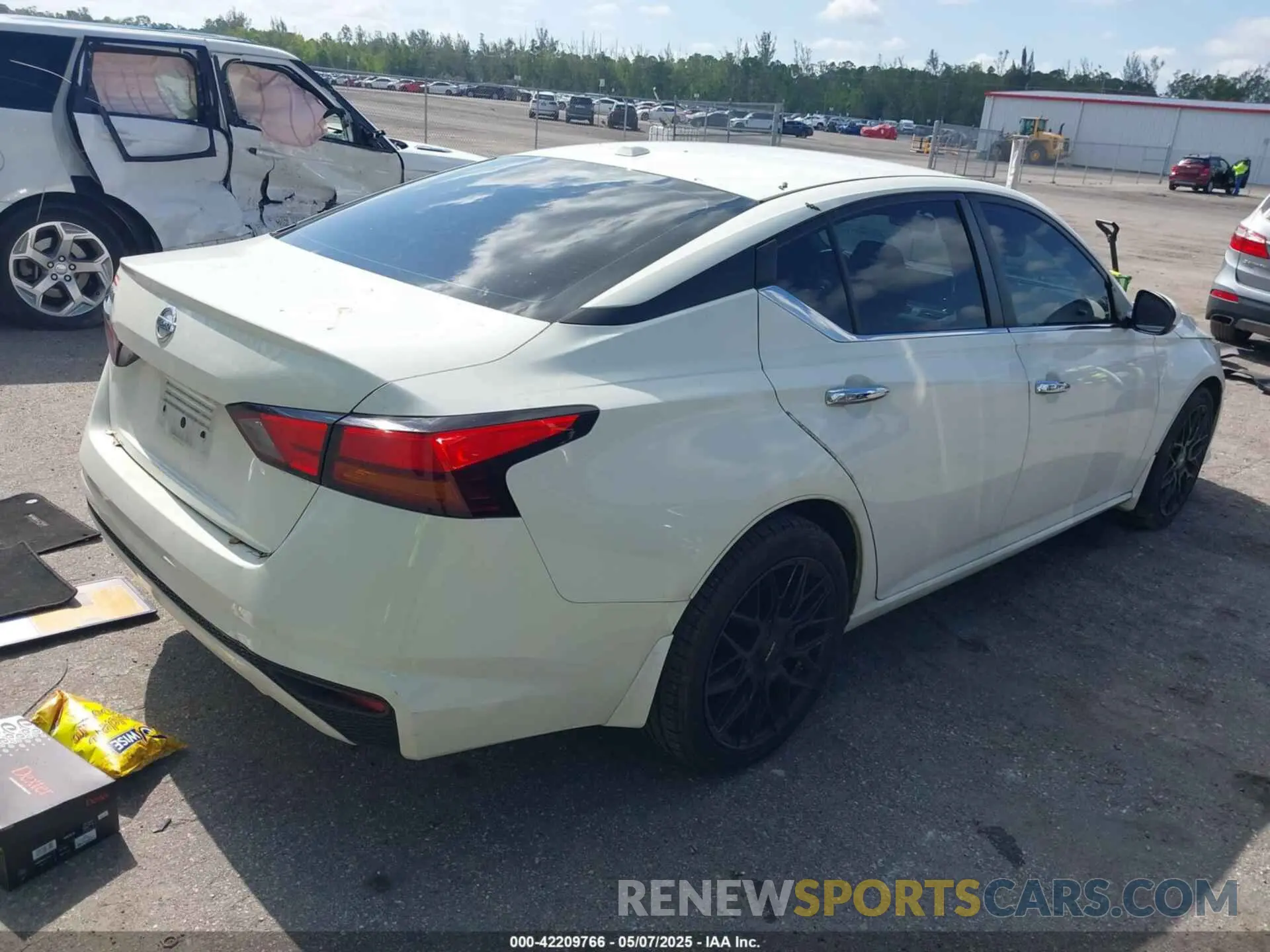 4 Photograph of a damaged car 1N4BL4BV4KC219342 NISSAN ALTIMA 2019