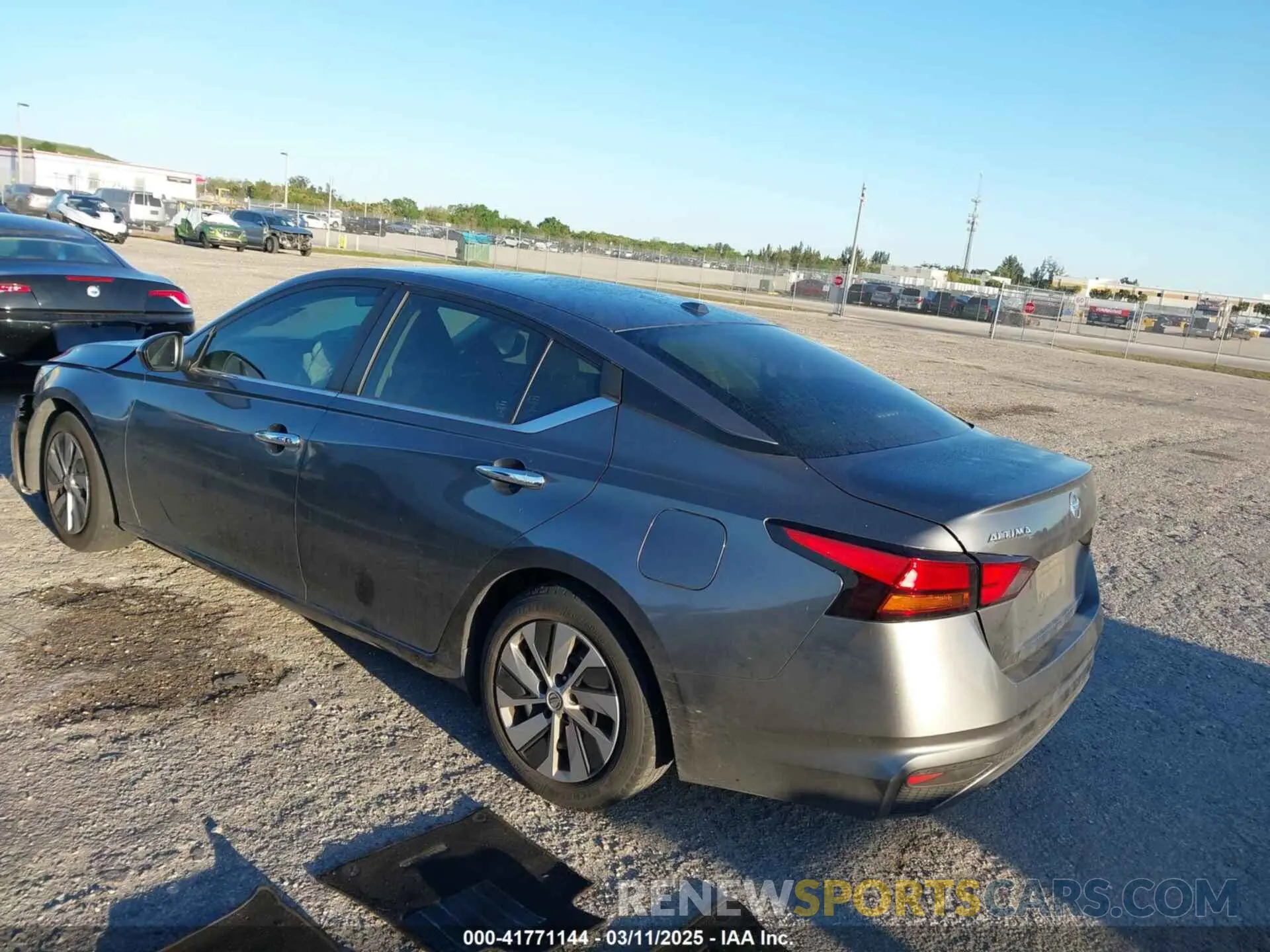 3 Photograph of a damaged car 1N4BL4BV5KC230253 NISSAN ALTIMA 2019