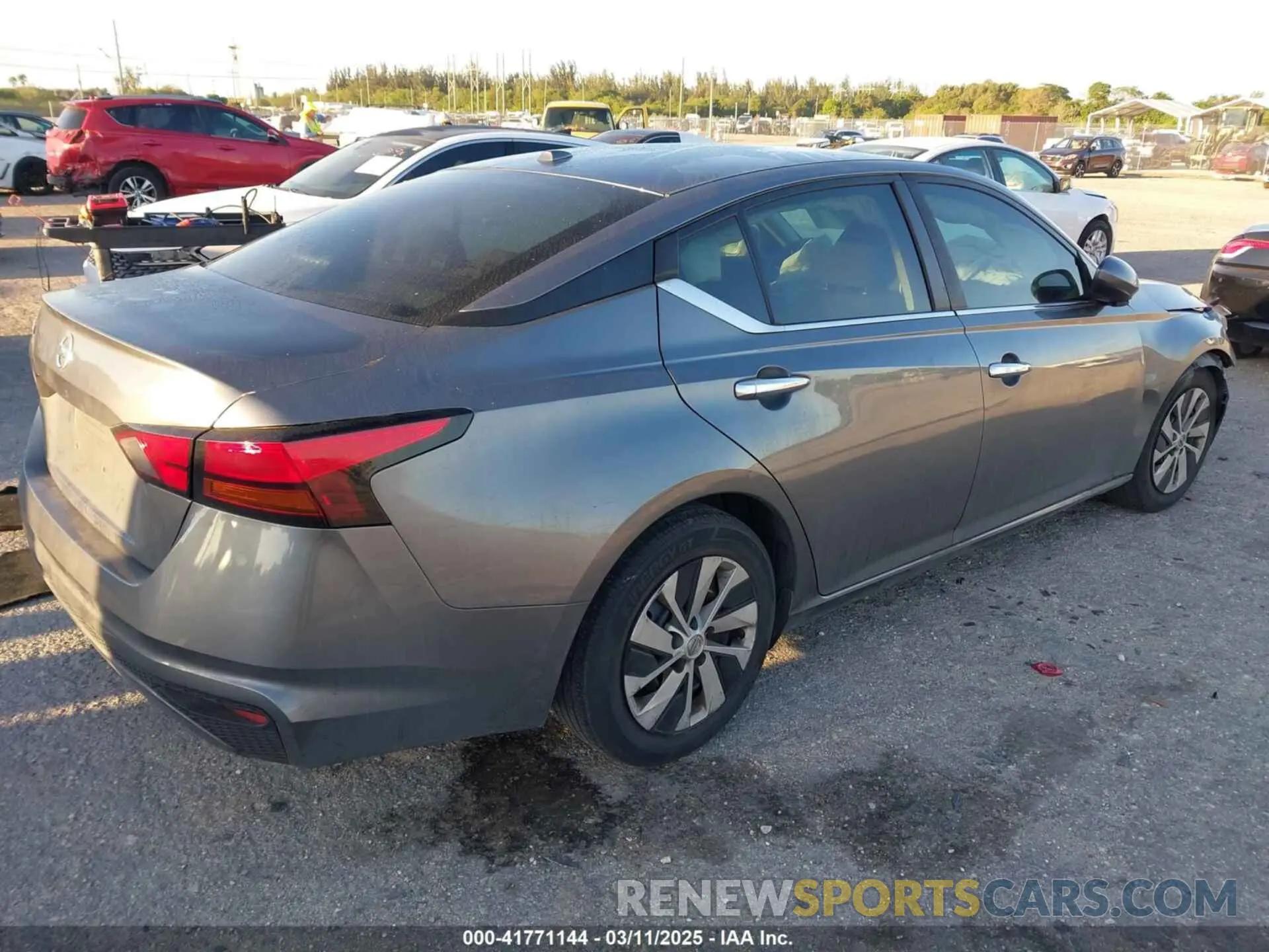 4 Photograph of a damaged car 1N4BL4BV5KC230253 NISSAN ALTIMA 2019