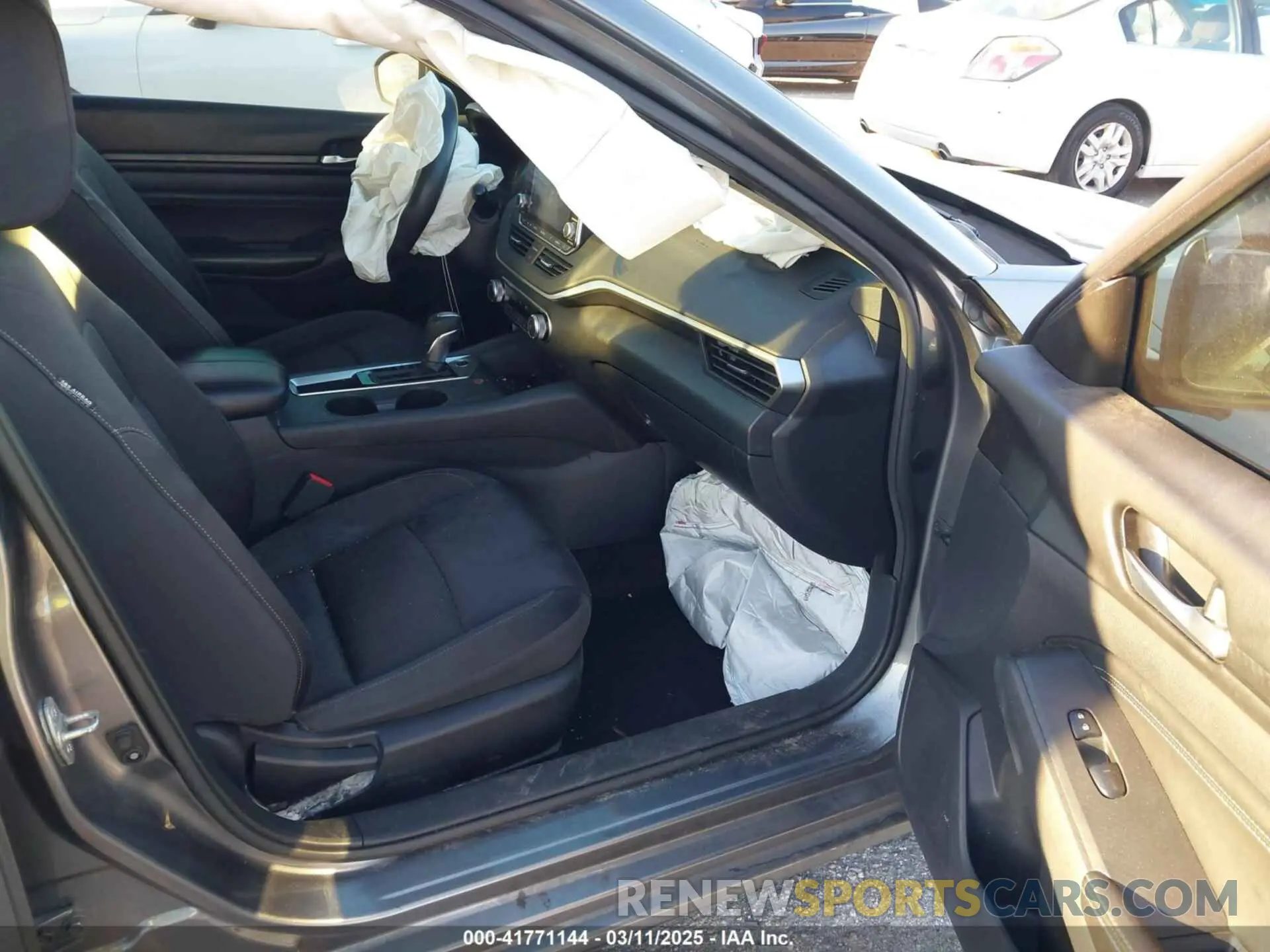 5 Photograph of a damaged car 1N4BL4BV5KC230253 NISSAN ALTIMA 2019