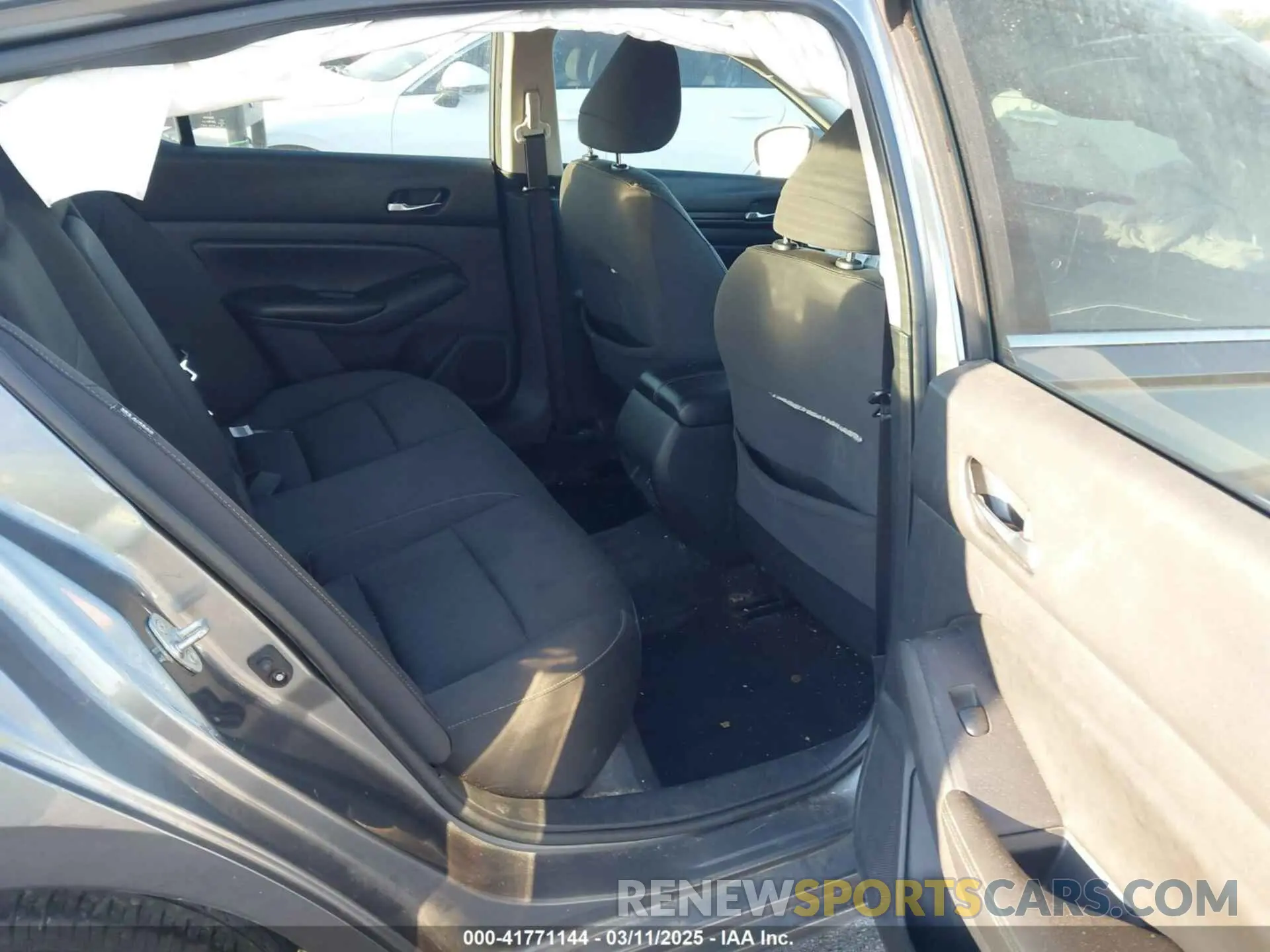 8 Photograph of a damaged car 1N4BL4BV5KC230253 NISSAN ALTIMA 2019