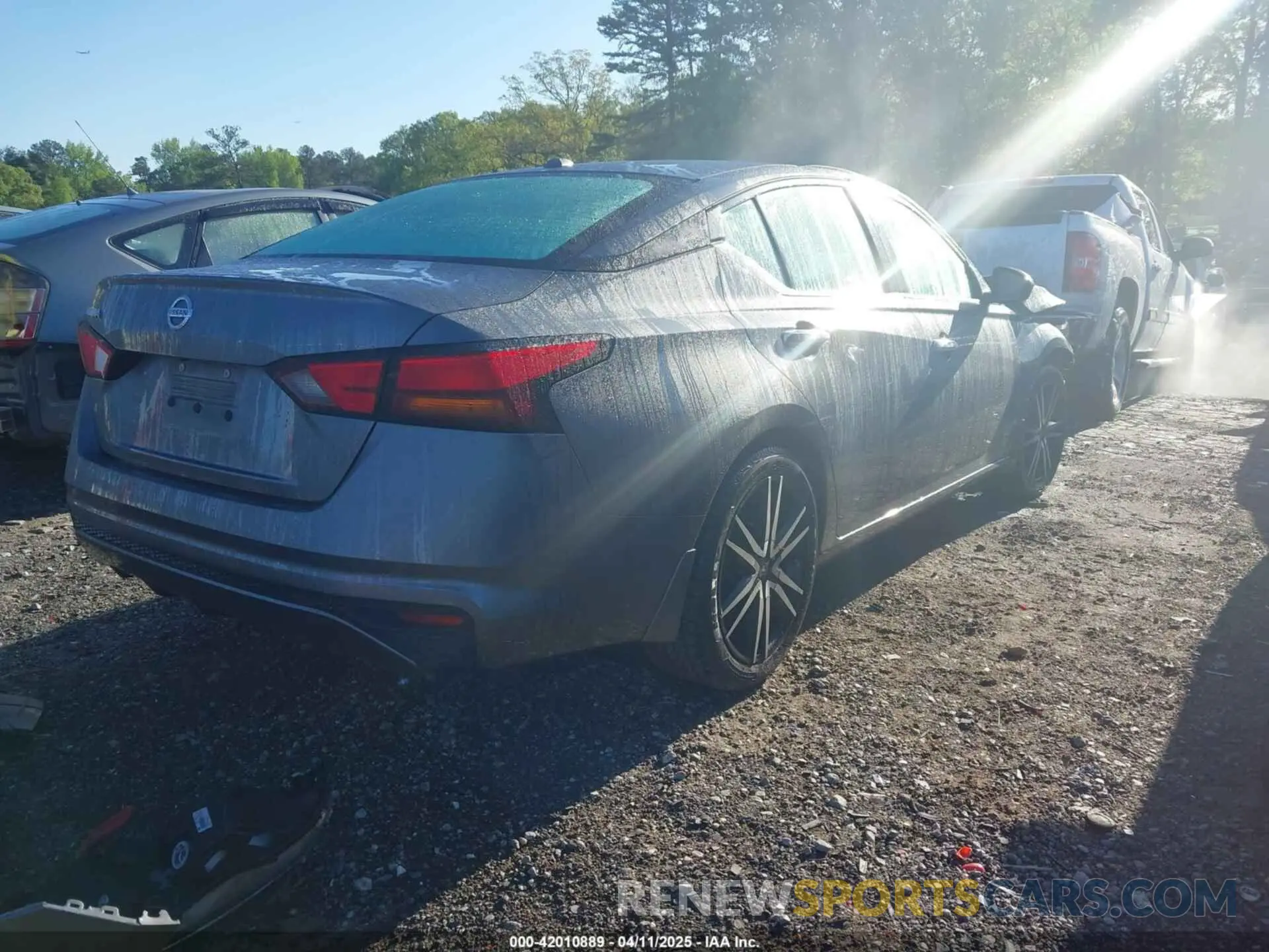4 Photograph of a damaged car 1N4BL4BV8KN328312 NISSAN ALTIMA 2019