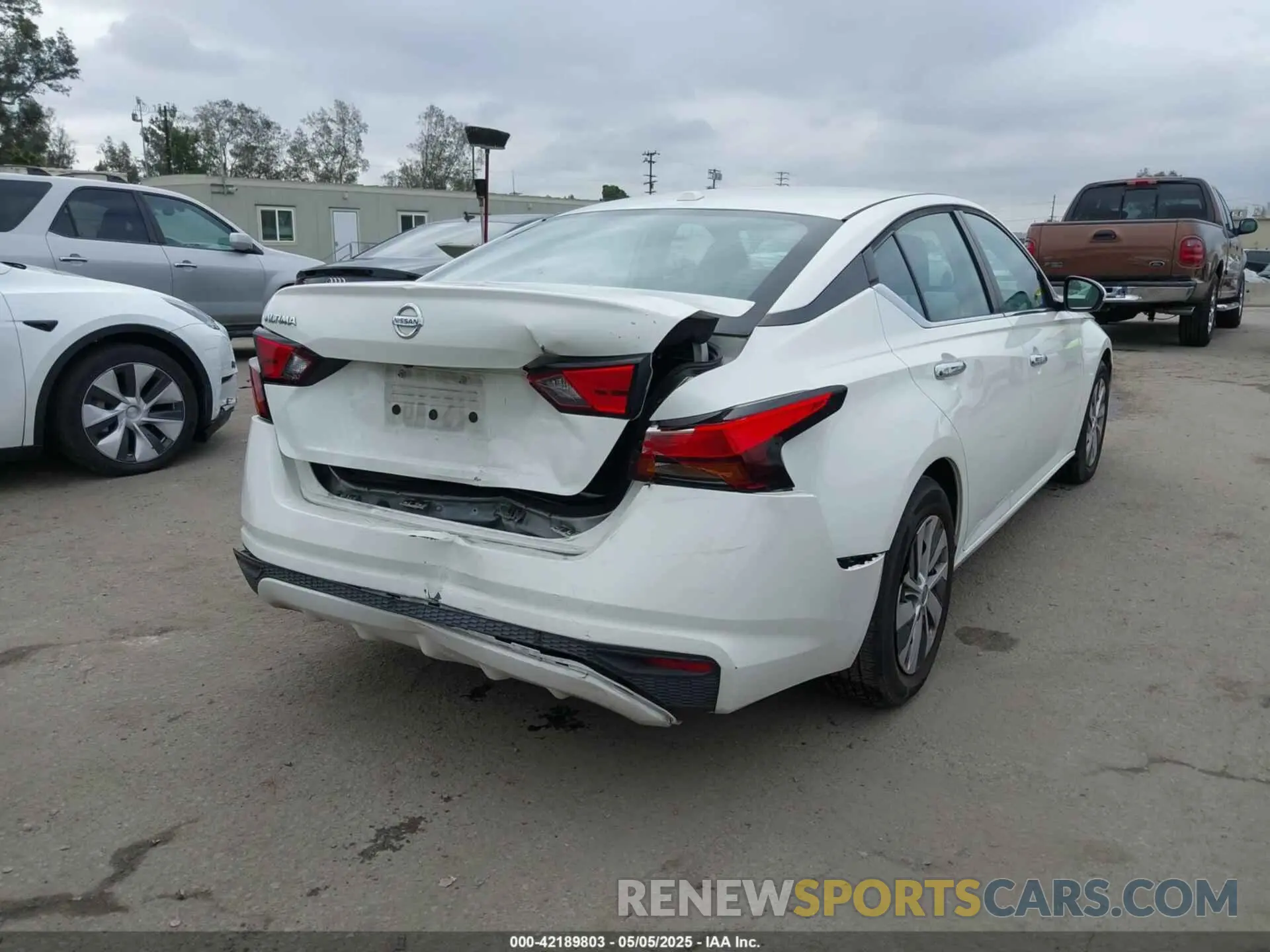 4 Photograph of a damaged car 1N4BL4BVXKC225422 NISSAN ALTIMA 2019