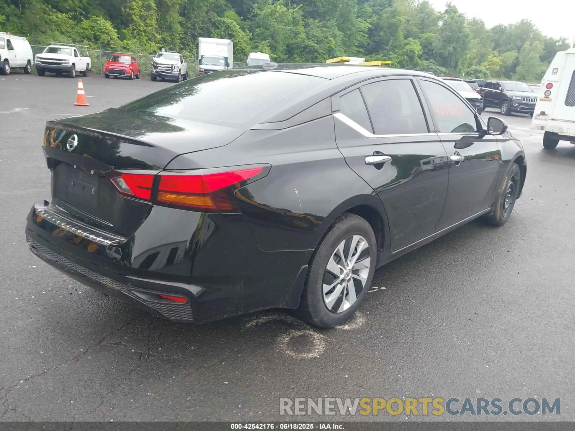 4 Photograph of a damaged car 1N4BL4BW3KC147770 NISSAN ALTIMA 2019