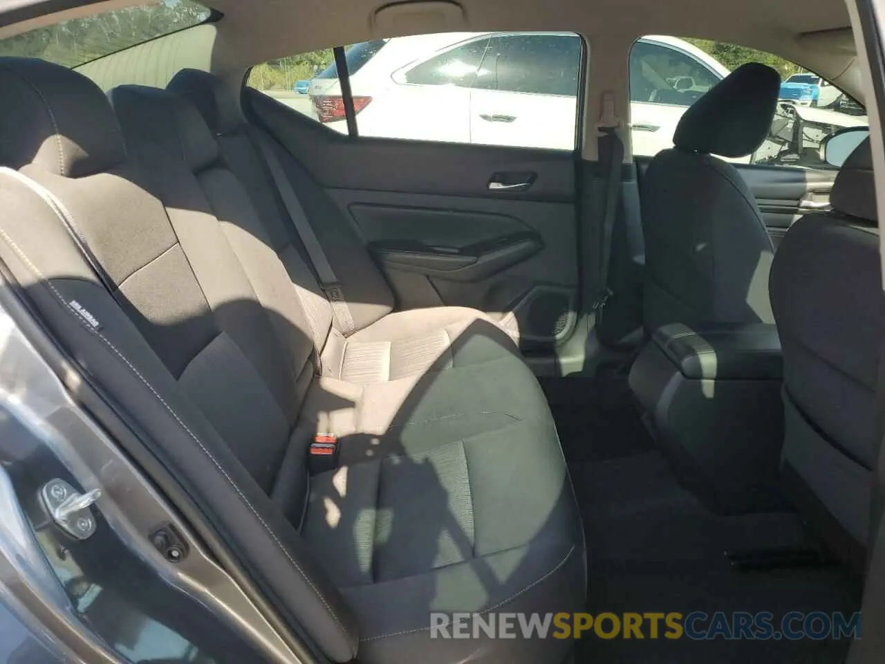 10 Photograph of a damaged car 1N4BL4BW6KC139940 NISSAN ALTIMA 2019