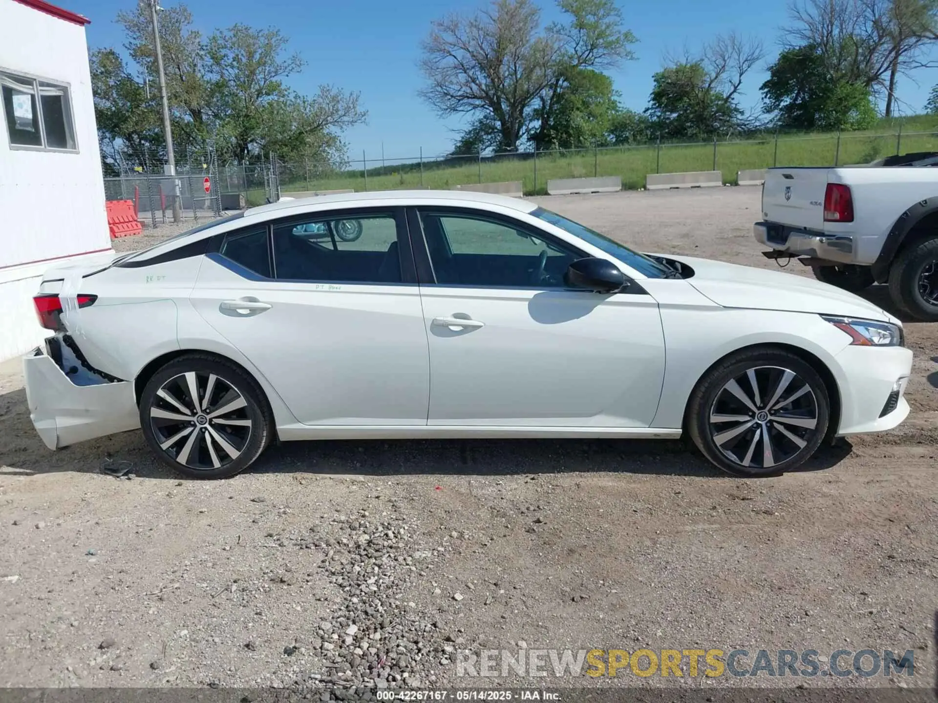 13 Photograph of a damaged car 1N4BL4CV0KC173345 NISSAN ALTIMA 2019