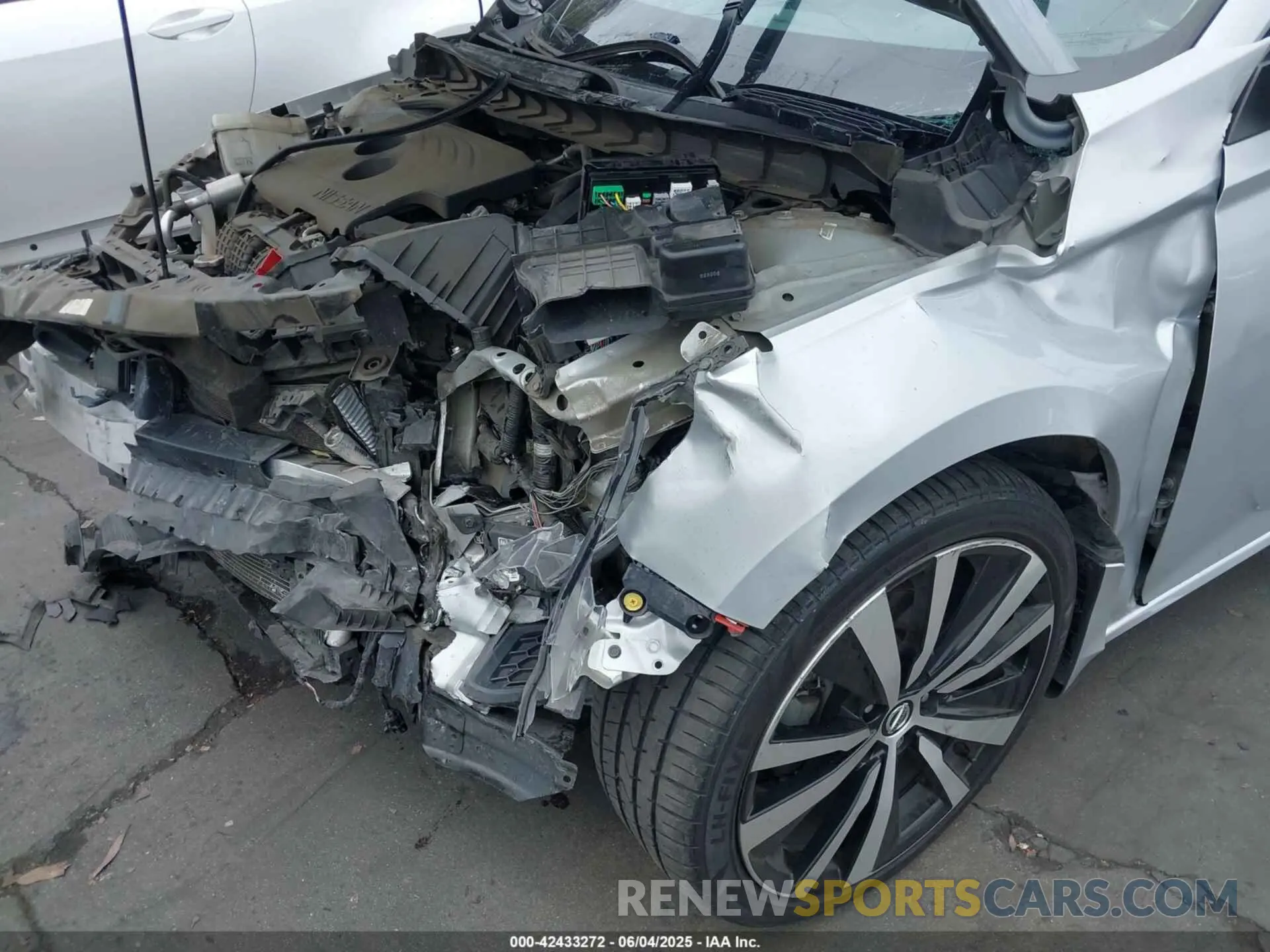 17 Photograph of a damaged car 1N4BL4CV2KN319622 NISSAN ALTIMA 2019