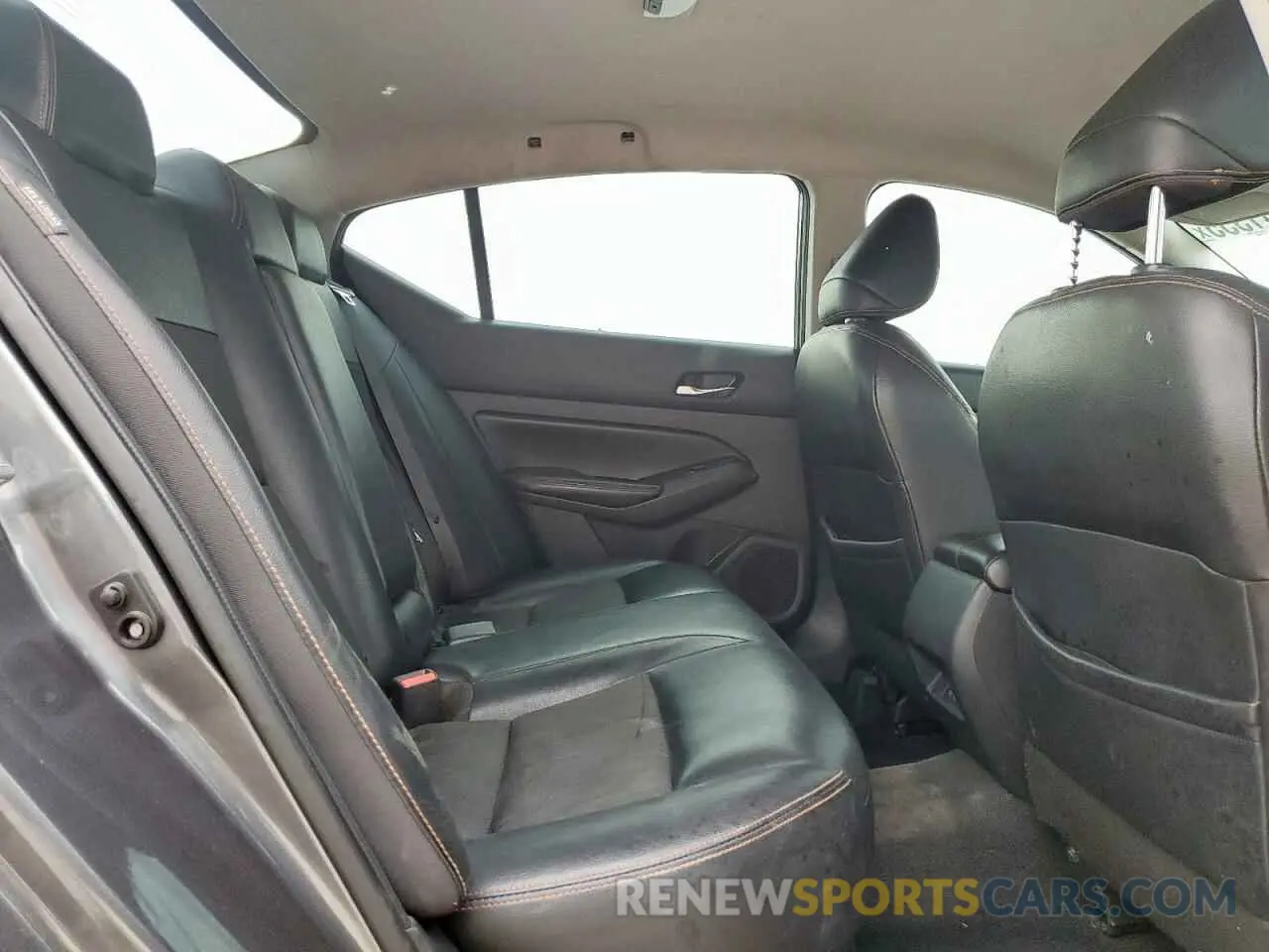 10 Photograph of a damaged car 1N4BL4CV5KN324636 NISSAN ALTIMA 2019