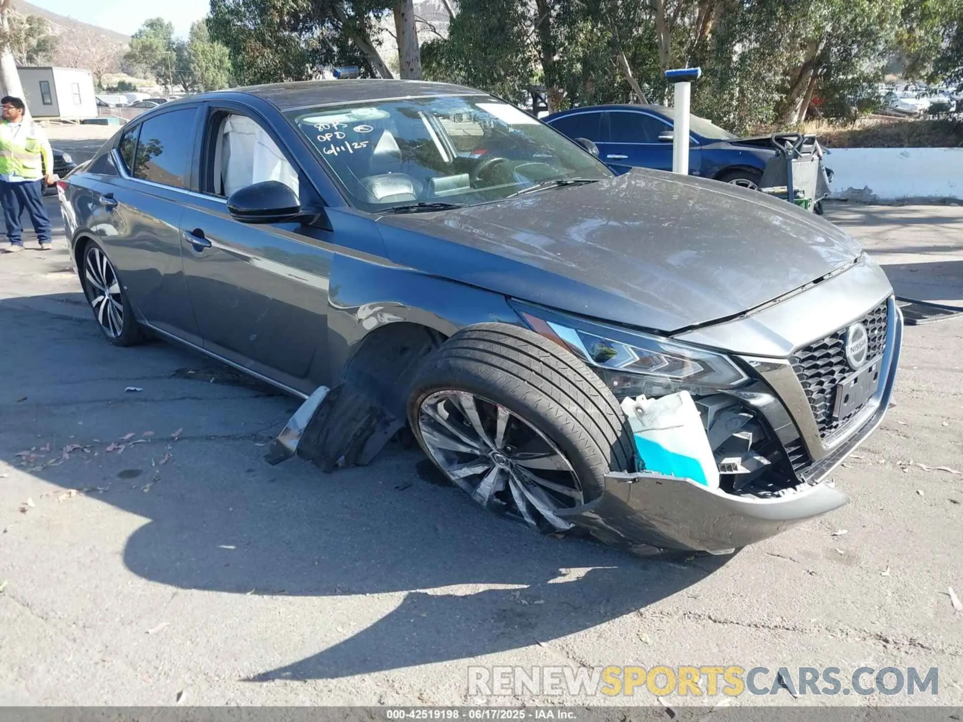 1 Photograph of a damaged car 1N4BL4CV5KN325995 NISSAN ALTIMA 2019