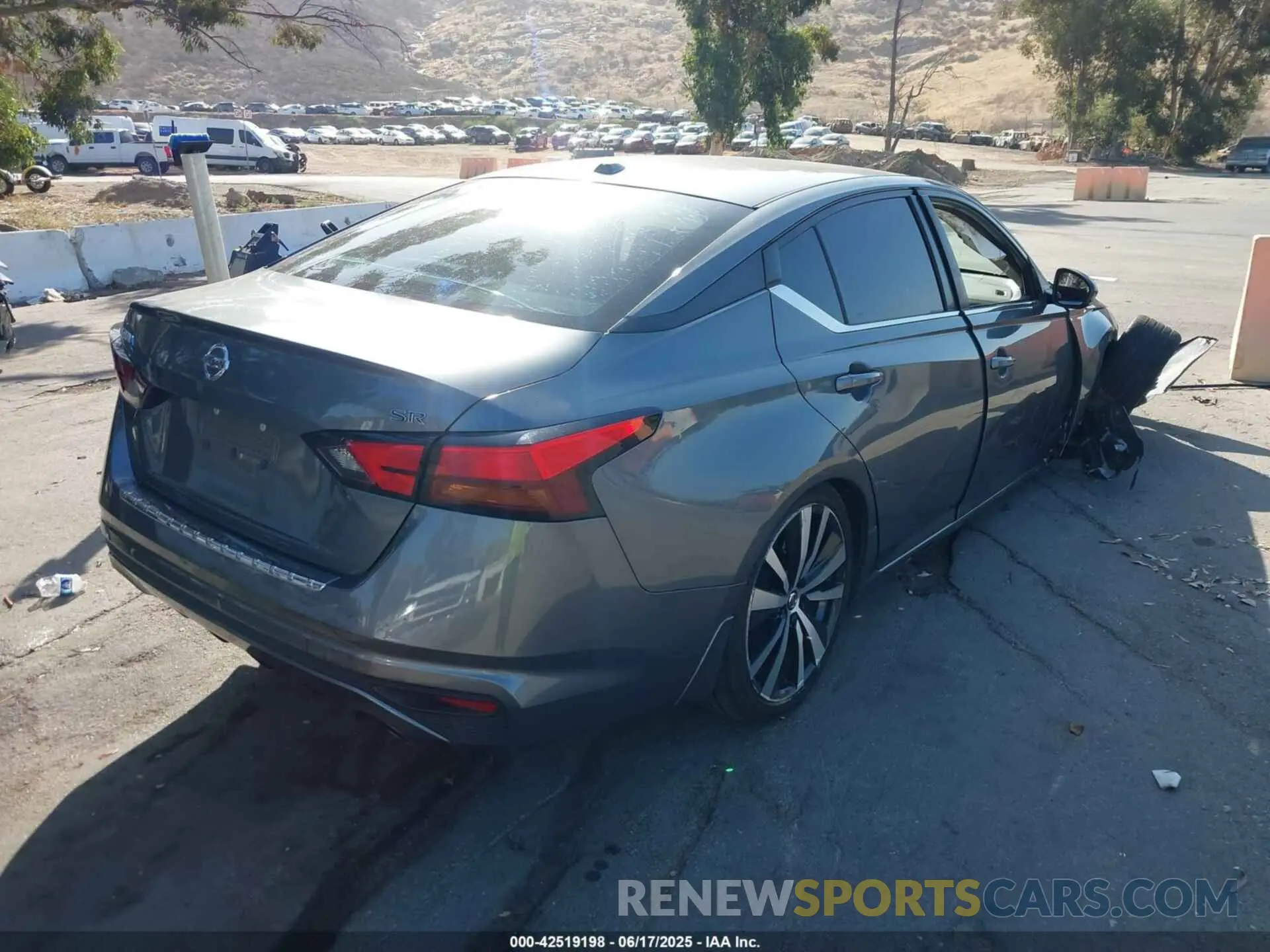 4 Photograph of a damaged car 1N4BL4CV5KN325995 NISSAN ALTIMA 2019