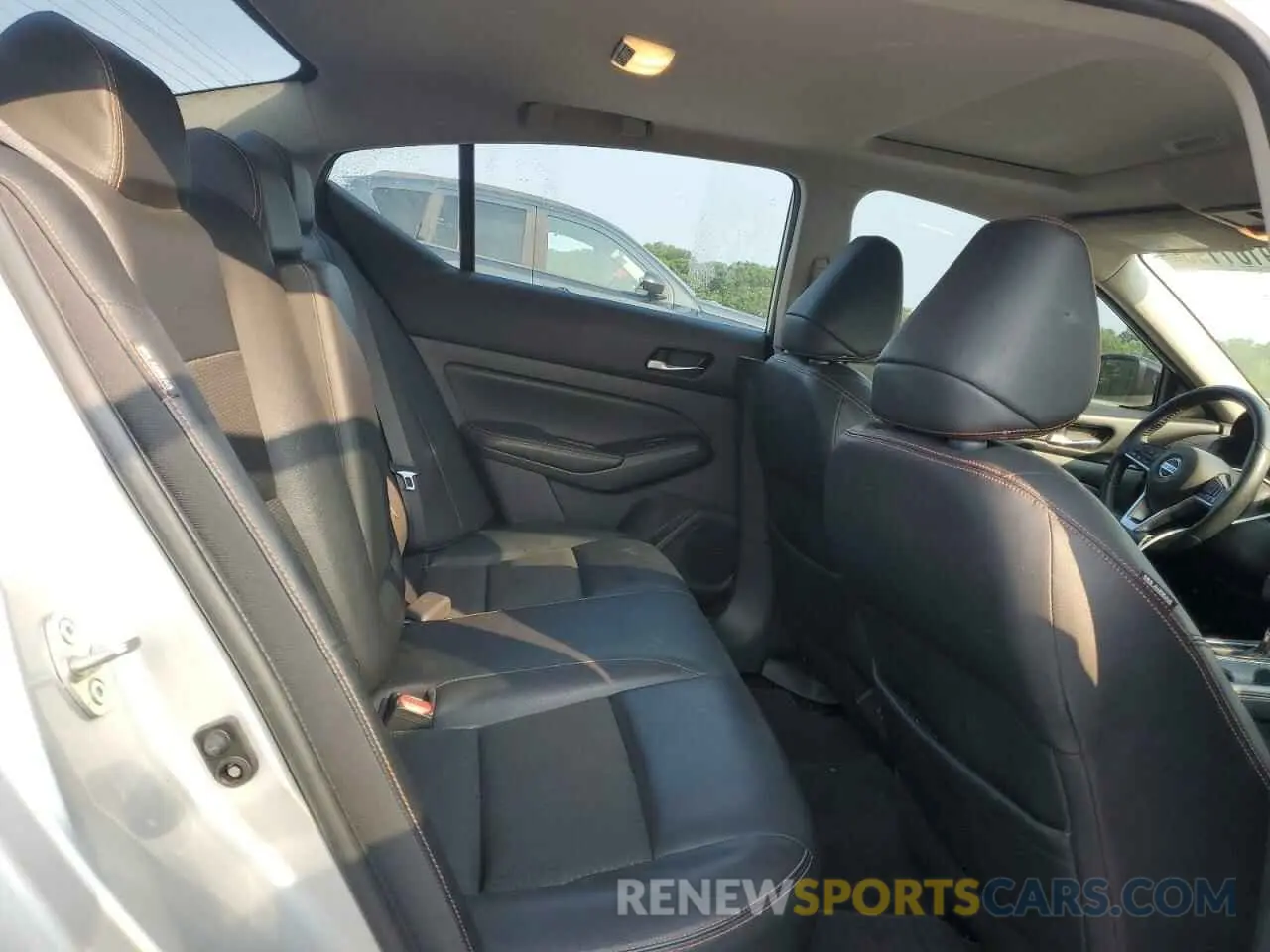 10 Photograph of a damaged car 1N4BL4CV6KC123310 NISSAN ALTIMA 2019