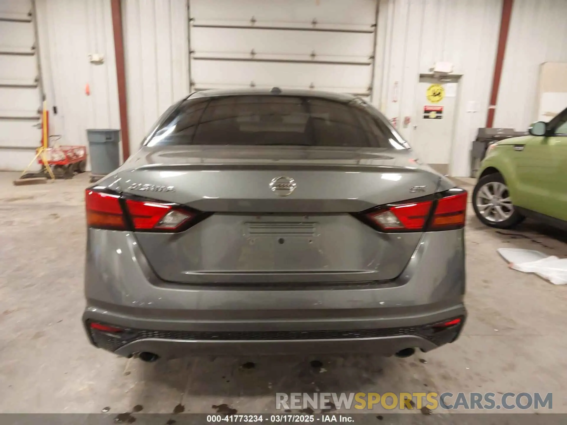 17 Photograph of a damaged car 1N4BL4CV6KC186522 NISSAN ALTIMA 2019