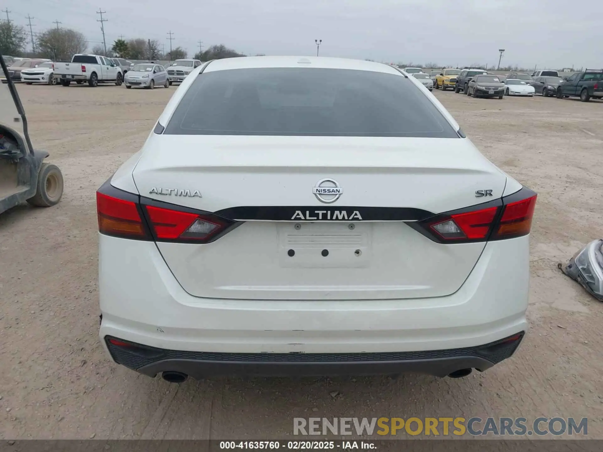 17 Photograph of a damaged car 1N4BL4CV8KC135636 NISSAN ALTIMA 2019