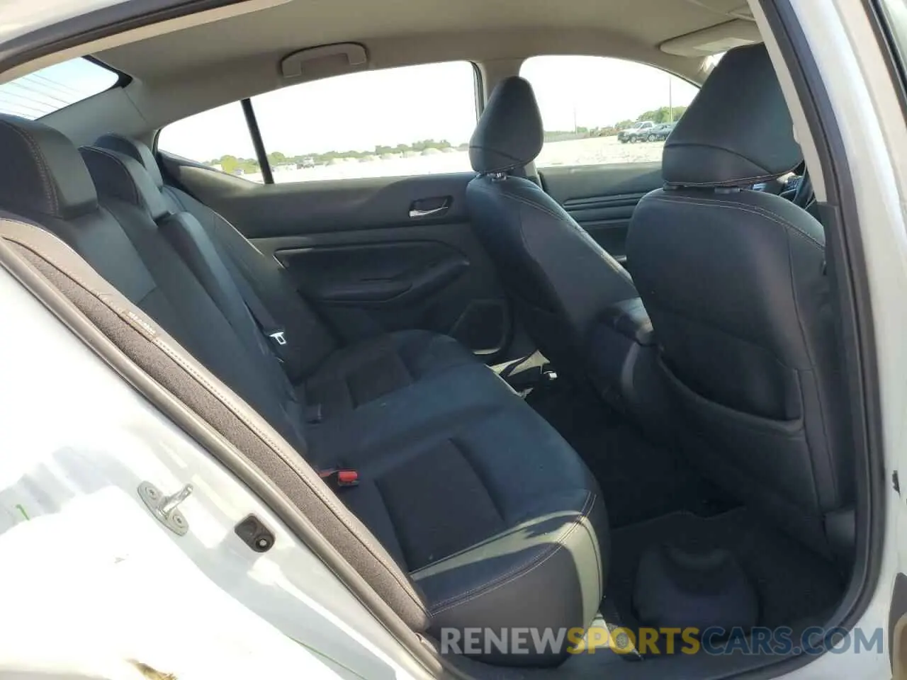 10 Photograph of a damaged car 1N4BL4CV8KC166076 NISSAN ALTIMA 2019