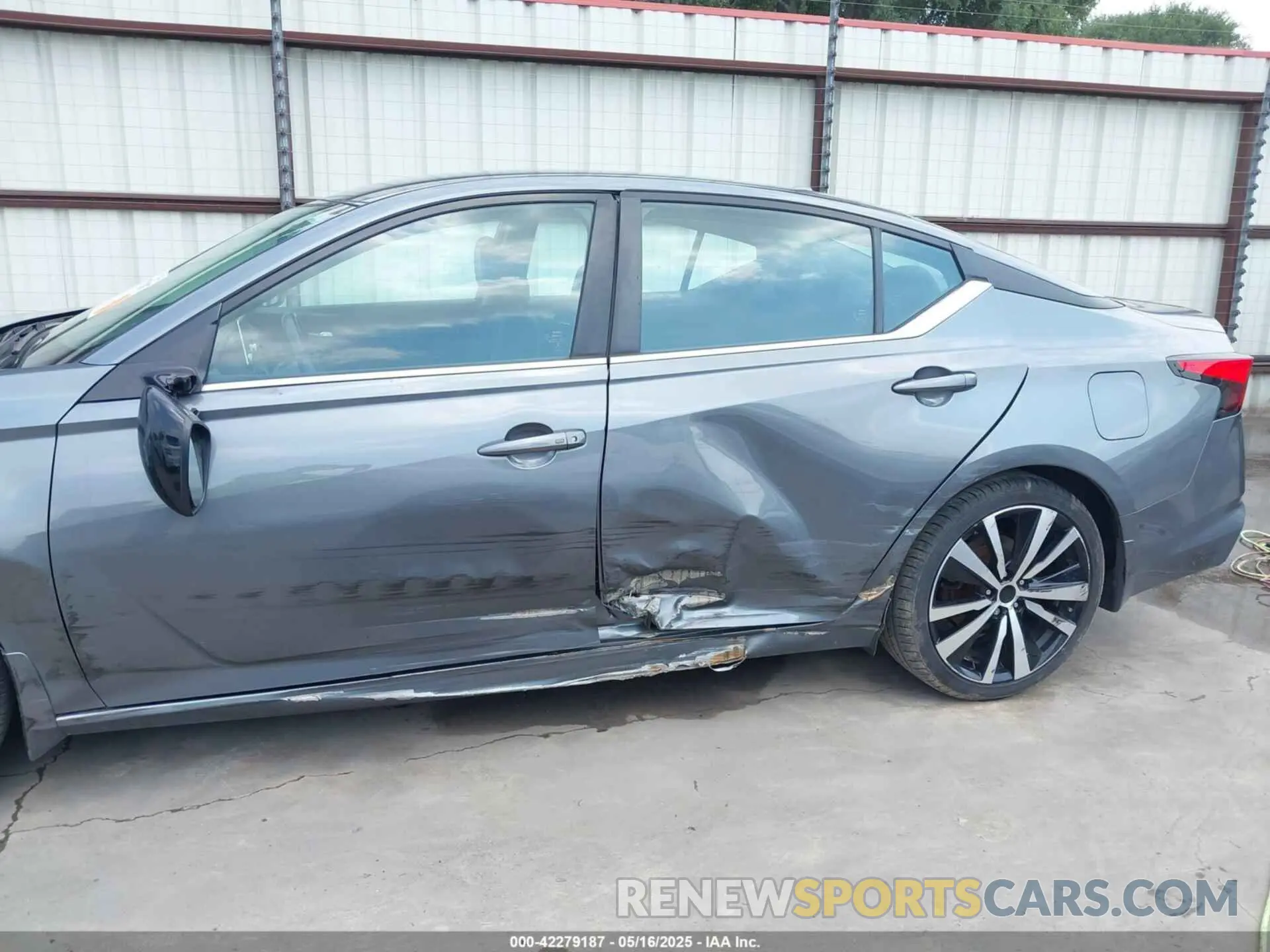 17 Photograph of a damaged car 1N4BL4CVXKC199029 NISSAN ALTIMA 2019
