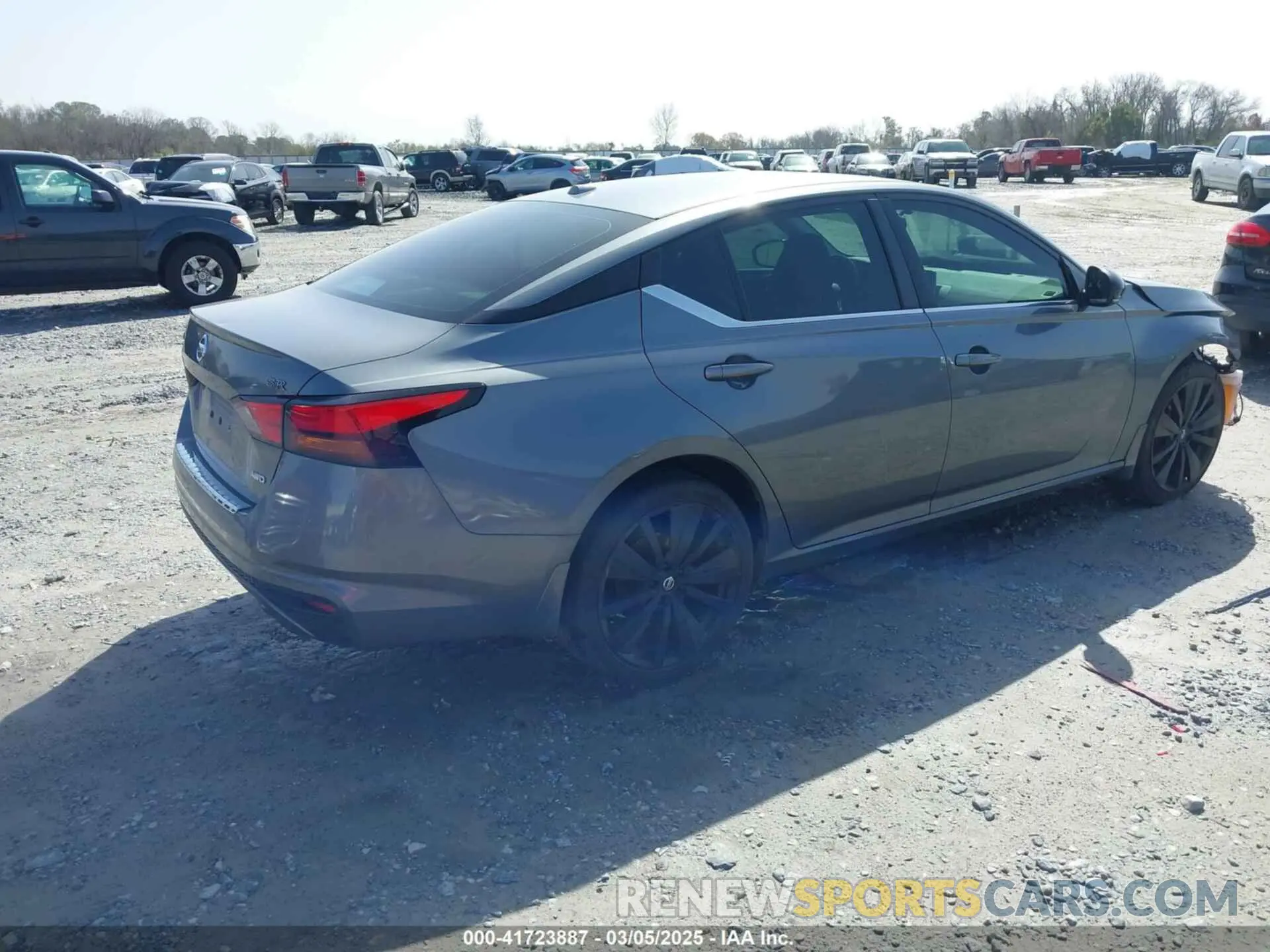 4 Photograph of a damaged car 1N4BL4CW1KN305882 NISSAN ALTIMA 2019