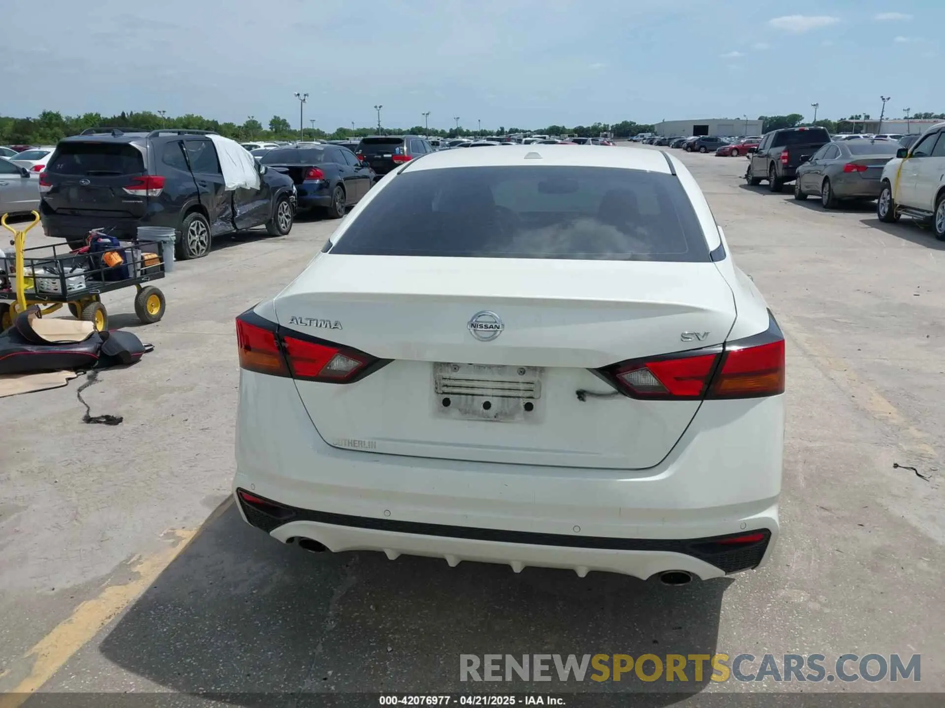 17 Photograph of a damaged car 1N4BL4DV0KC114312 NISSAN ALTIMA 2019