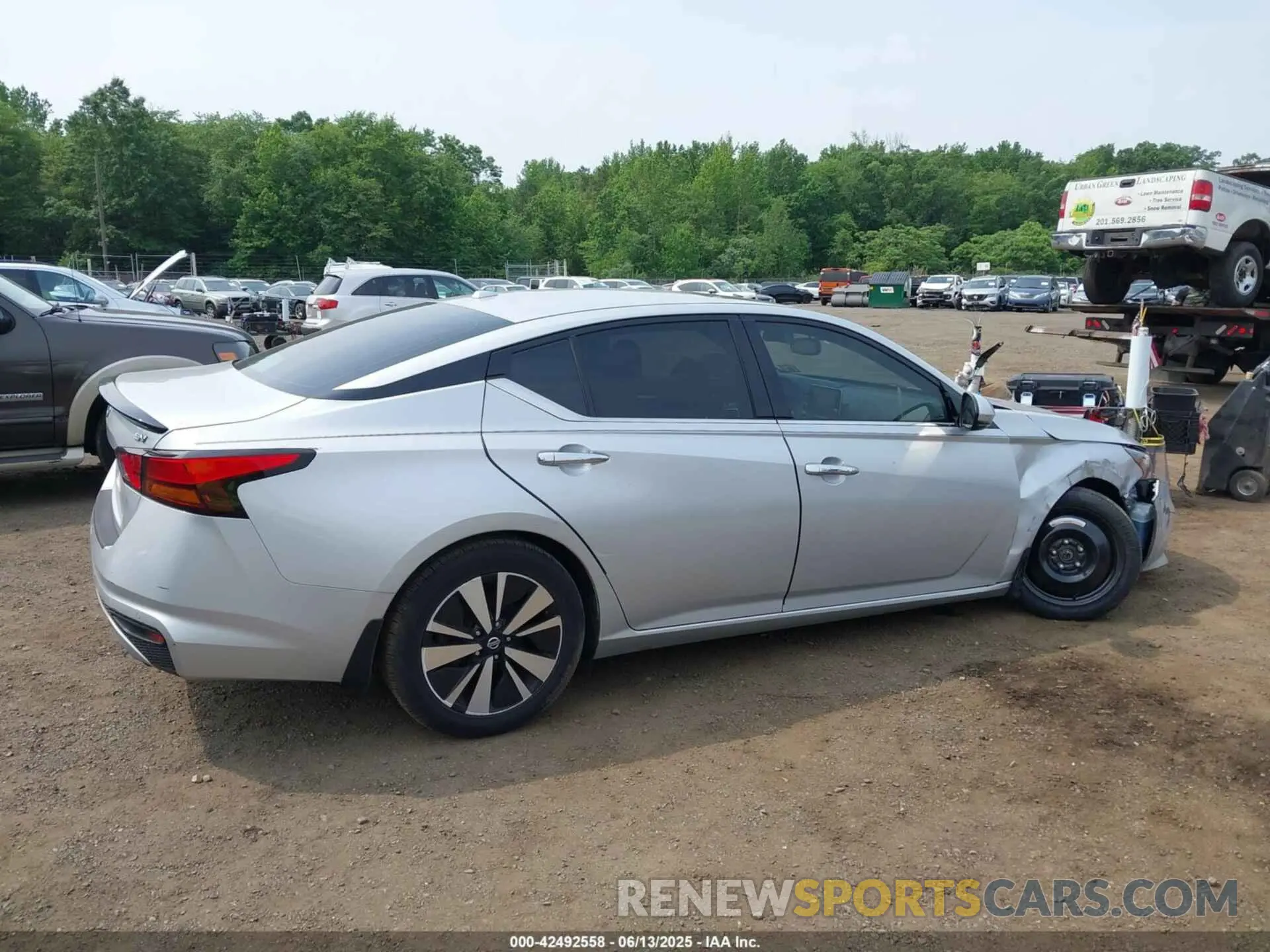 17 Photograph of a damaged car 1N4BL4DV2KC126204 NISSAN ALTIMA 2019