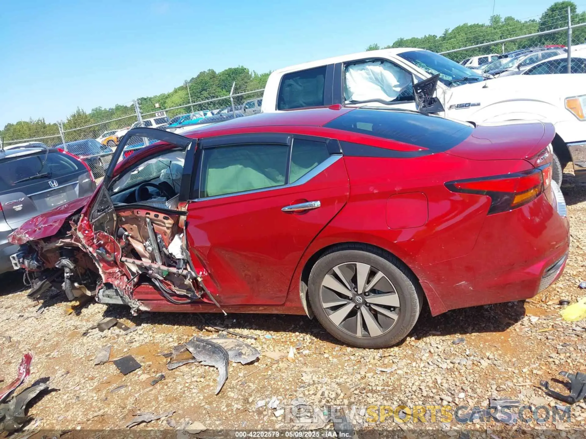 13 Photograph of a damaged car 1N4BL4DV4KC108657 NISSAN ALTIMA 2019