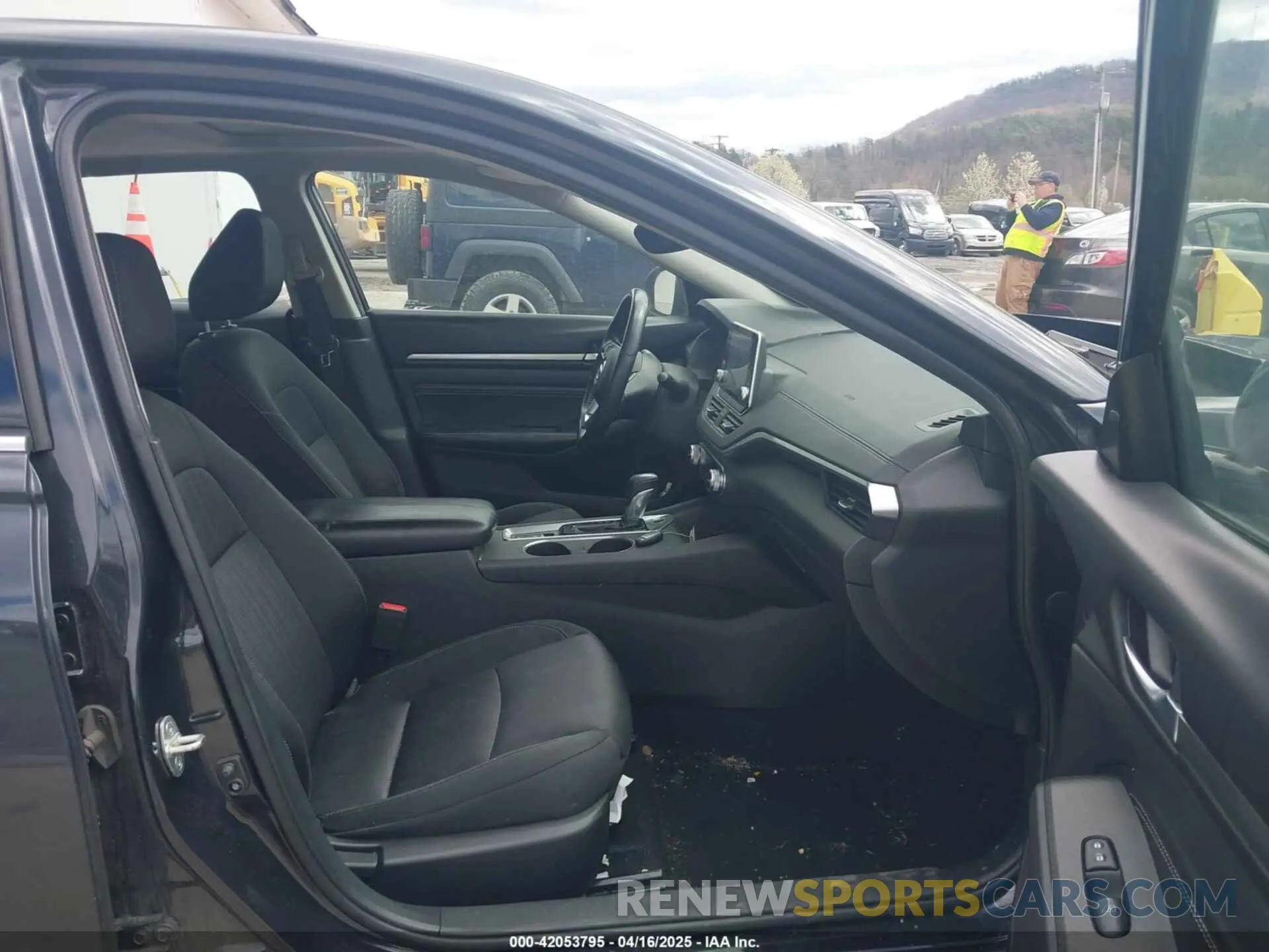 5 Photograph of a damaged car 1N4BL4DV5KC117058 NISSAN ALTIMA 2019