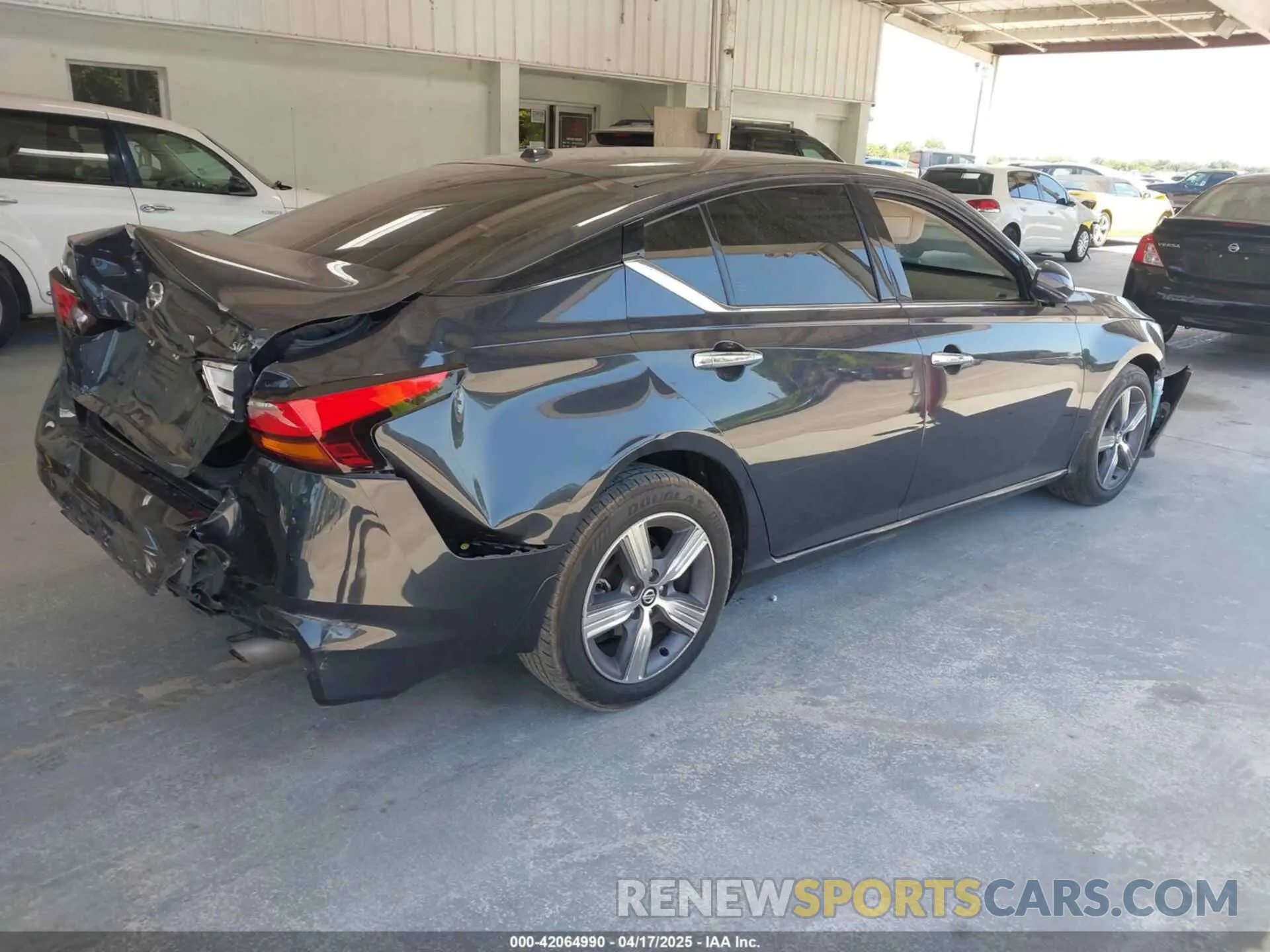 4 Photograph of a damaged car 1N4BL4DV6KC117294 NISSAN ALTIMA 2019