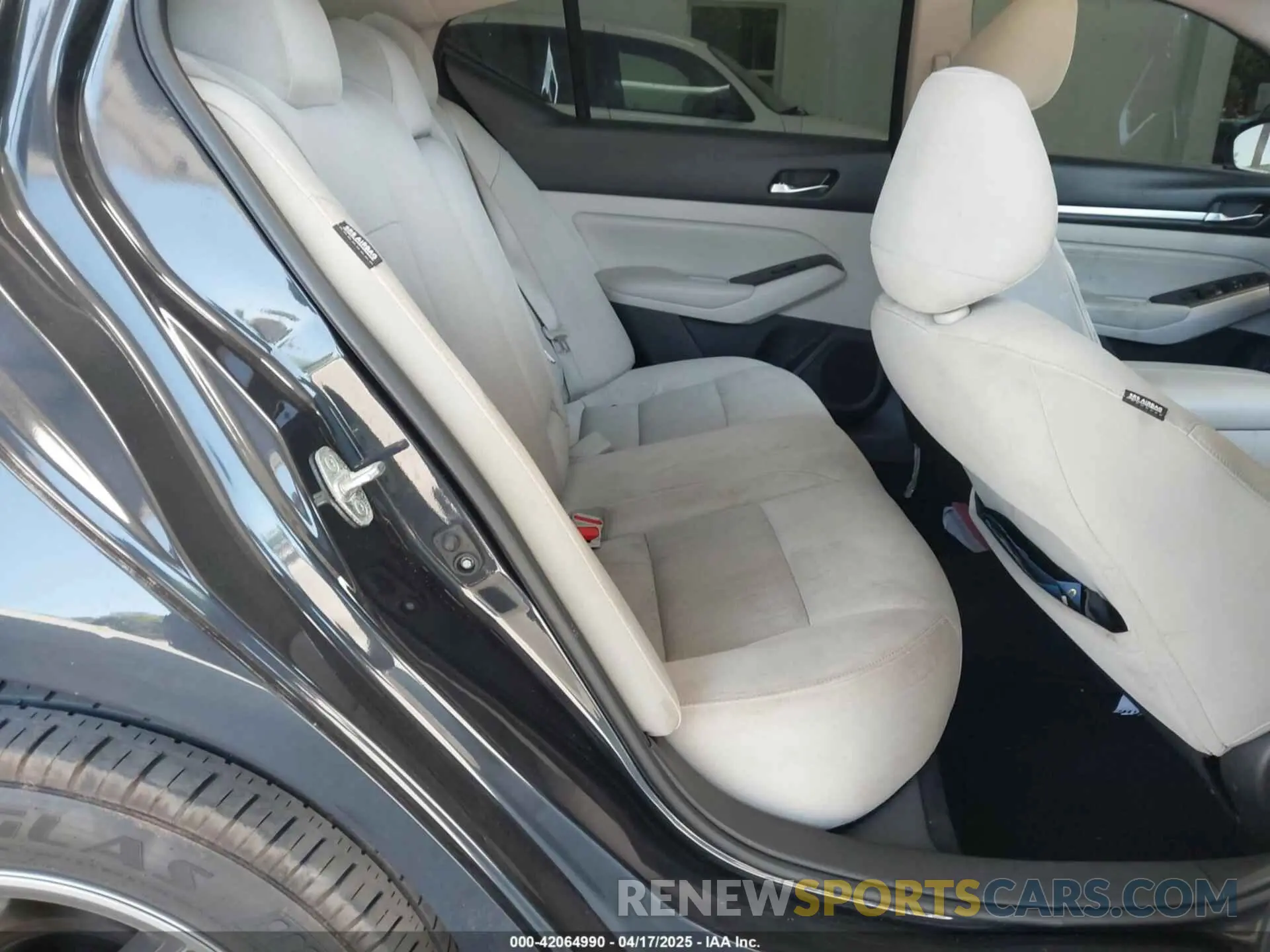 8 Photograph of a damaged car 1N4BL4DV6KC117294 NISSAN ALTIMA 2019