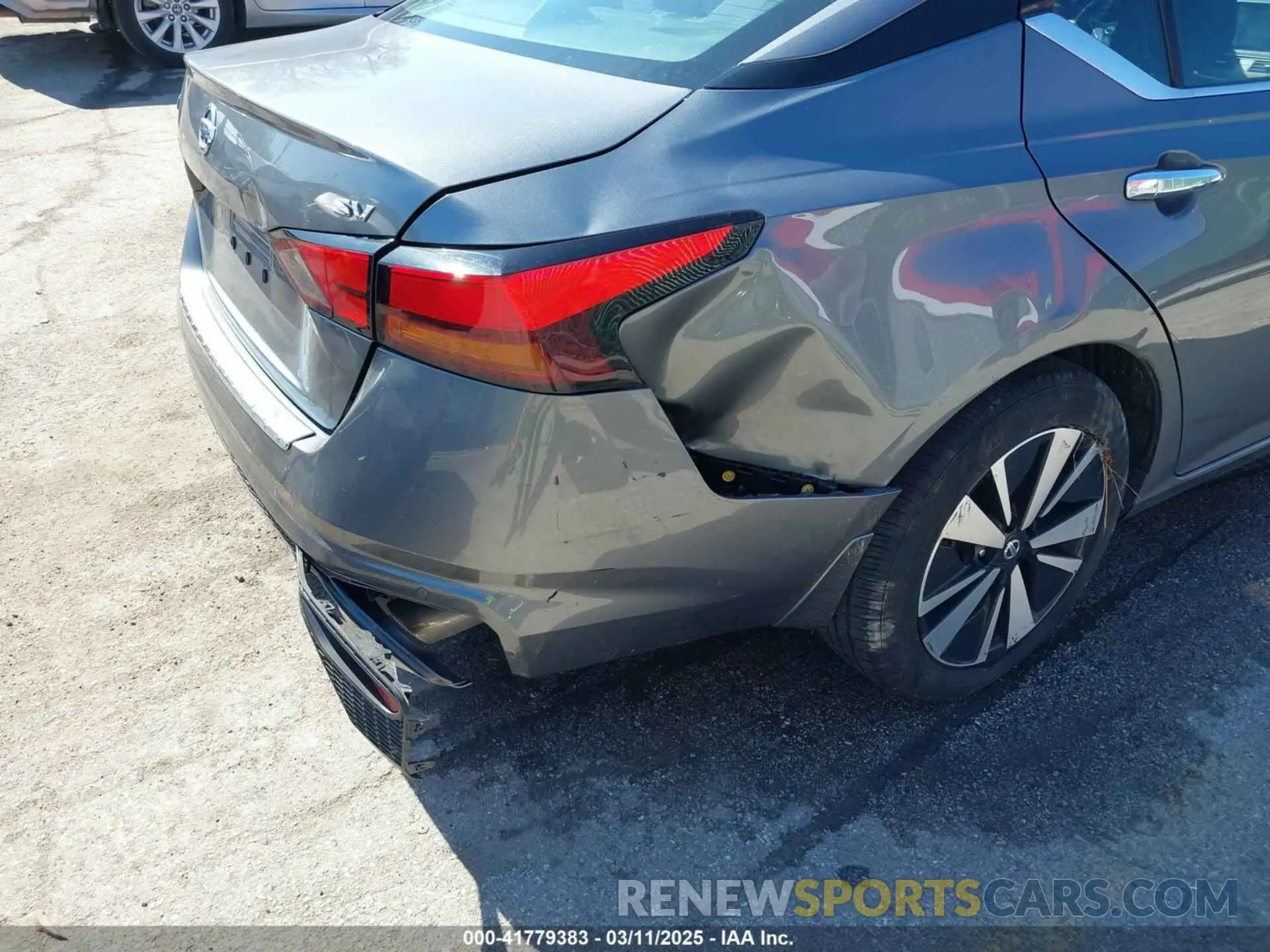 17 Photograph of a damaged car 1N4BL4DV7KC140549 NISSAN ALTIMA 2019