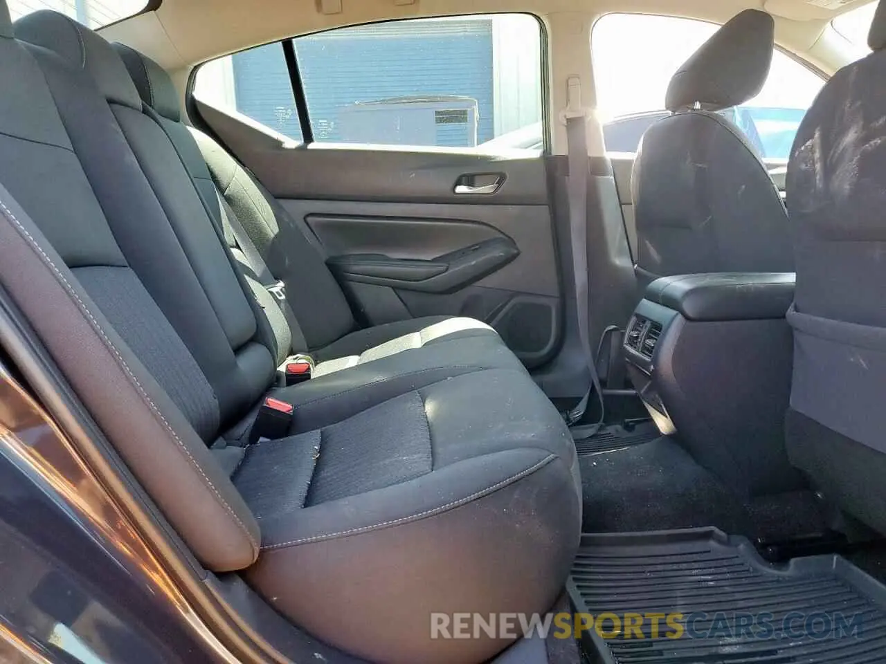 10 Photograph of a damaged car 1N4BL4DV8KC110749 NISSAN ALTIMA 2019
