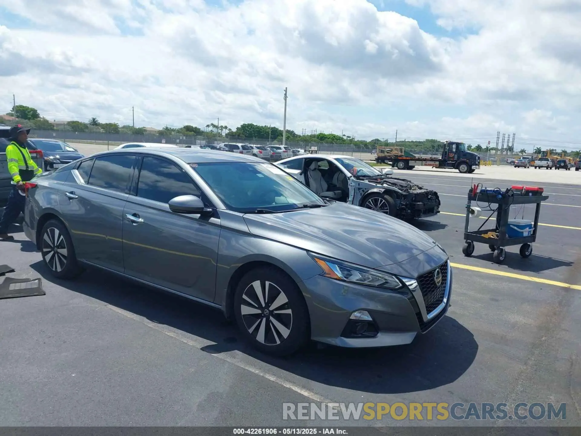 1 Photograph of a damaged car 1N4BL4DV8KC123713 NISSAN ALTIMA 2019