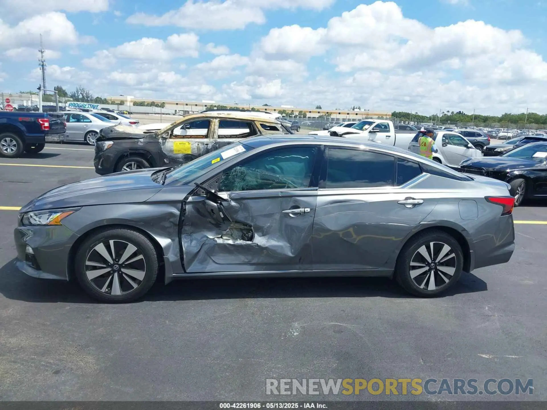 14 Photograph of a damaged car 1N4BL4DV8KC123713 NISSAN ALTIMA 2019
